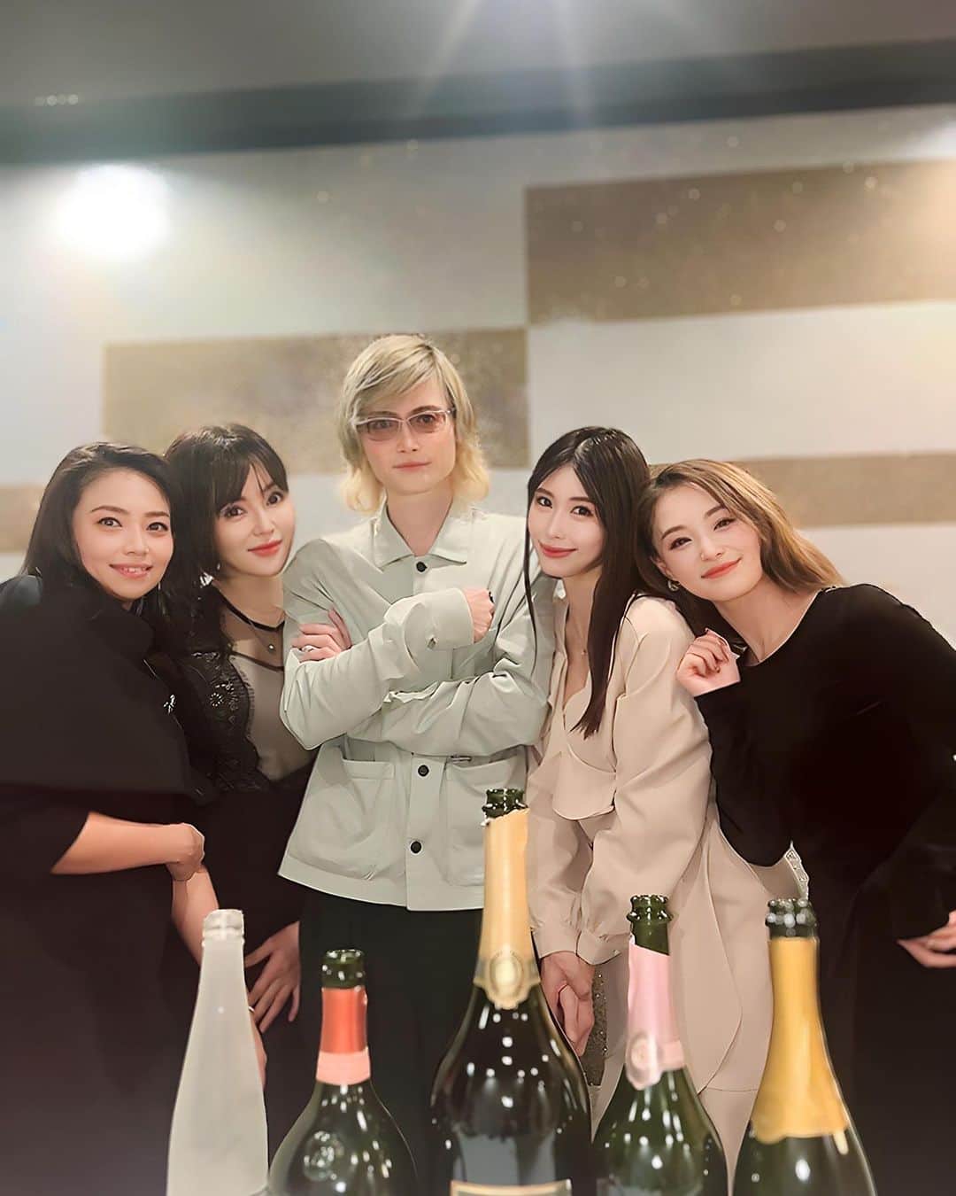 倉岡生夏さんのインスタグラム写真 - (倉岡生夏Instagram)「🎄 ・ ・ 気づけば12月ですね。今月もよろしくお願いします♡ 急にクリスマスぽい写真をあげたくなりました笑 ちょっと前になるけど、 久しぶりに友人のbirthdayしたり、この日もシャンパンフリーフローで昼から沢山飲んだんだった笑 ハイアットのオークドアのこのプラン飲む人には最高かも♡ そしてシャンパンのの講座を受けながらシャンパンを頂いたり😊 元々シャンパン🍾ワインは好きなんだけど講座を受けて更に学びたくなりました♡ こういうお料理に合わせたいなぁとか、色々考える時間が好きなんですよね😊 ・ 月曜の朝は欠席レポートから始まりそうですがまた1週間頑張りましょう〜❣️ バタバタ通り過ぎるようにイルミネーションも見るので、ゆっくりみたいなぁ♡  ・ ・ ・ ・ ・ #女子会ランチ #女子会コーデ #グランドハイアット #映画デート #クリスマスコーデ #クリスマスツリー #シャンパン #シャンパン好き」12月3日 21時55分 - kinatty.land