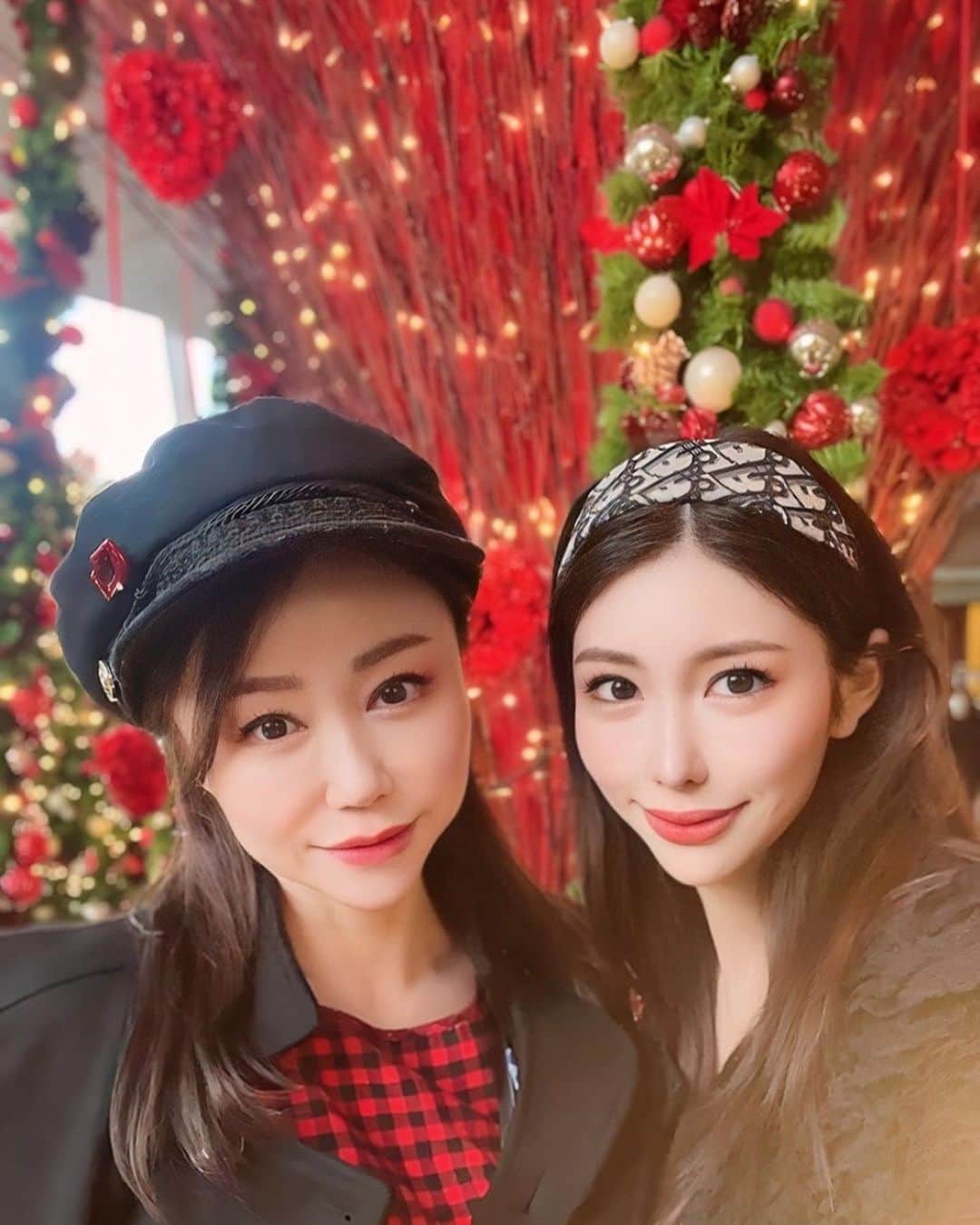 倉岡生夏のインスタグラム：「🎄 ・ ・ 気づけば12月ですね。今月もよろしくお願いします♡ 急にクリスマスぽい写真をあげたくなりました笑 ちょっと前になるけど、 久しぶりに友人のbirthdayしたり、この日もシャンパンフリーフローで昼から沢山飲んだんだった笑 ハイアットのオークドアのこのプラン飲む人には最高かも♡ そしてシャンパンのの講座を受けながらシャンパンを頂いたり😊 元々シャンパン🍾ワインは好きなんだけど講座を受けて更に学びたくなりました♡ こういうお料理に合わせたいなぁとか、色々考える時間が好きなんですよね😊 ・ 月曜の朝は欠席レポートから始まりそうですがまた1週間頑張りましょう〜❣️ バタバタ通り過ぎるようにイルミネーションも見るので、ゆっくりみたいなぁ♡  ・ ・ ・ ・ ・ #女子会ランチ #女子会コーデ #グランドハイアット #映画デート #クリスマスコーデ #クリスマスツリー #シャンパン #シャンパン好き」