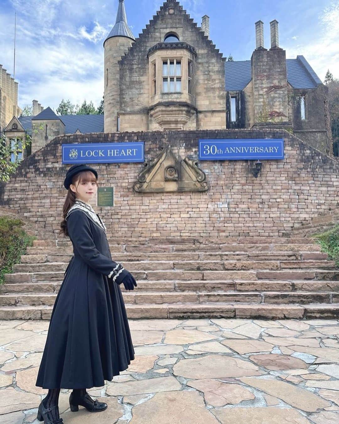 深澤翠さんのインスタグラム写真 - (深澤翠Instagram)「『我が家へようこそ』  とりあえずみんな言うよね😉？  謎解きをして廻ったり シャーロックホームズエリアできゃっきゃしたり ずんちゃん（鎧）に1番盛り上がったり 埼玉ポーズをキメたり  オタクたちでわいわい ハートロック城を楽しみました！  でも実は これが目当ての旅ではないのです…！  #ハートロック城  #ロイヤルハートミステリー  #ずんちゃん #lolitafashionstyle」12月3日 21時55分 - midorifukasawa