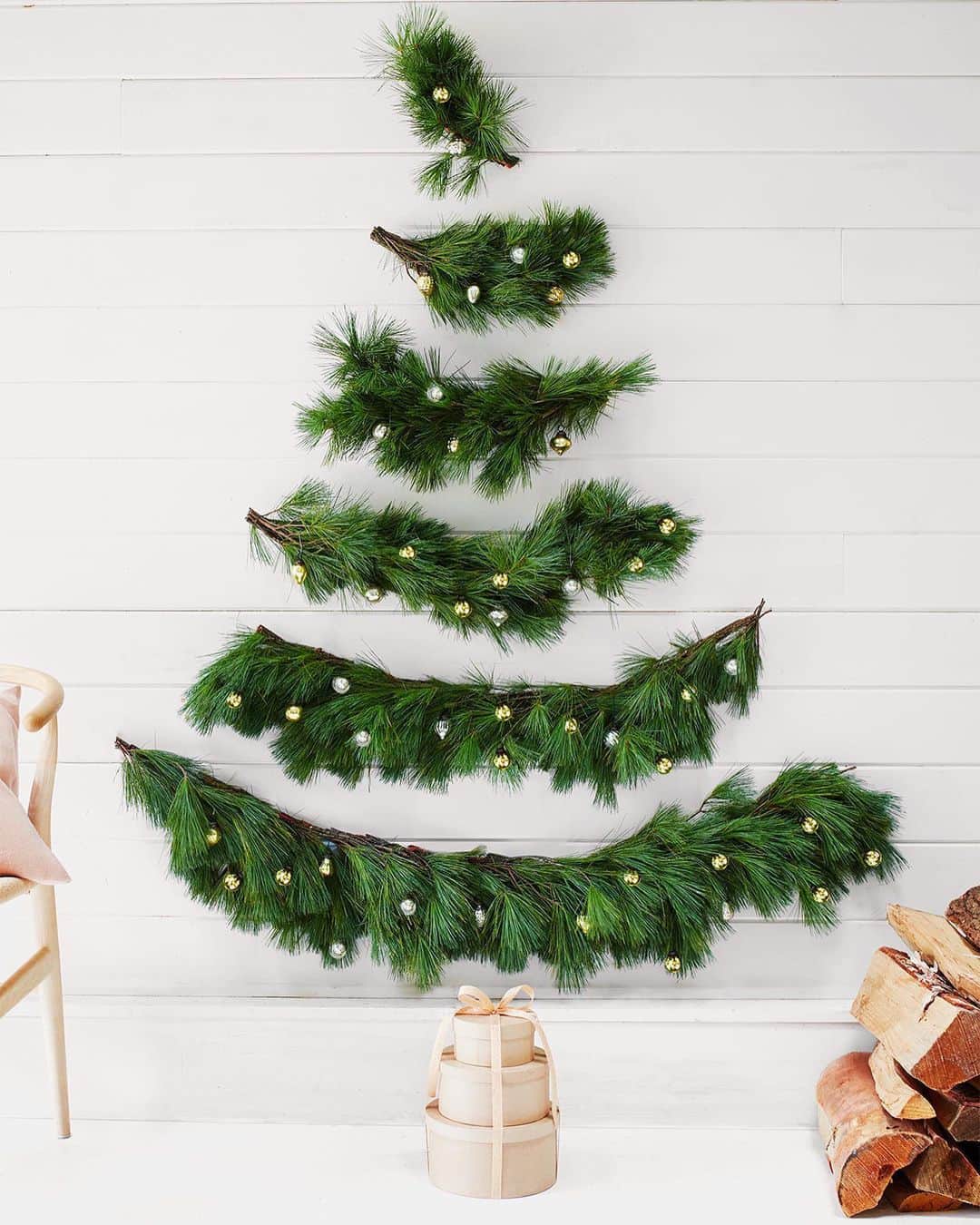 マーサ・スチュワートのインスタグラム：「Skipping the standalone fresh (or faux) Christmas tree this year? Or simply don't have the space? No worries—there are several alternatives to consider, instead. Take this wall tree, for example. By hanging vertical tiers of fresh pine swags in increasing lengths down a wall, you capture the ethos of this Christmastime symbol—without using up precious square footage. Learn how to recreate this project (and discover other Christmas tree alternatives) at the link in our bio. 📷: @johnny_miller_ created: @jaclyn_denardi styled: @marisa_sellitti」