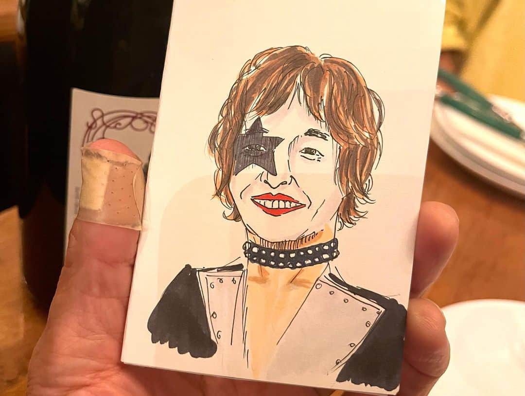 和田唱さんのインスタグラム写真 - (和田唱Instagram)「昨日久々の和田家のごはん会を、あーちゃんが予約してくれたお店で🍽🥂。 何となくの趣旨としては俺の誕生日と“樹里ちゃんのだめお疲れ様”を兼ねた会😉🙏たくさん食べて飲んで楽しかった！！  で、2、3枚目の写真のミニ冊子は「唱ちゃんクイズ」なるもので、姪っ子と甥っ子で考えて作ってくれた手作りの“年代三択クイズ”。（ありがとー！！）表紙の”唱・スタンレー “も最高だが、内容も面白い。1985年の映画の興行収入1位は？とか、三億円事件が起きたのは何年？とかたくさん問題が書いてある😄その場で出題されて答えていったが、年代マニアの俺でも1993年に大ヒットしたアニメは全然分からなかったわ〜。樹里&あーちゃんが代わりに答えてくれて、ジェネレーション・ギャップを思い知った😵正解は「忍たま乱太郎」だそうで、初めて聞いたよ俺は（笑）  #和田家のごはん会」12月3日 21時56分 - sho_wada_triceratops