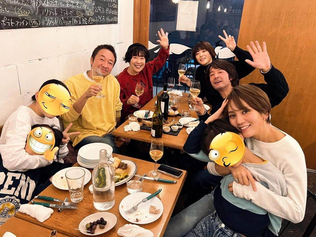 和田唱さんのインスタグラム写真 - (和田唱Instagram)「昨日久々の和田家のごはん会を、あーちゃんが予約してくれたお店で🍽🥂。 何となくの趣旨としては俺の誕生日と“樹里ちゃんのだめお疲れ様”を兼ねた会😉🙏たくさん食べて飲んで楽しかった！！  で、2、3枚目の写真のミニ冊子は「唱ちゃんクイズ」なるもので、姪っ子と甥っ子で考えて作ってくれた手作りの“年代三択クイズ”。（ありがとー！！）表紙の”唱・スタンレー “も最高だが、内容も面白い。1985年の映画の興行収入1位は？とか、三億円事件が起きたのは何年？とかたくさん問題が書いてある😄その場で出題されて答えていったが、年代マニアの俺でも1993年に大ヒットしたアニメは全然分からなかったわ〜。樹里&あーちゃんが代わりに答えてくれて、ジェネレーション・ギャップを思い知った😵正解は「忍たま乱太郎」だそうで、初めて聞いたよ俺は（笑）  #和田家のごはん会」12月3日 21時56分 - sho_wada_triceratops