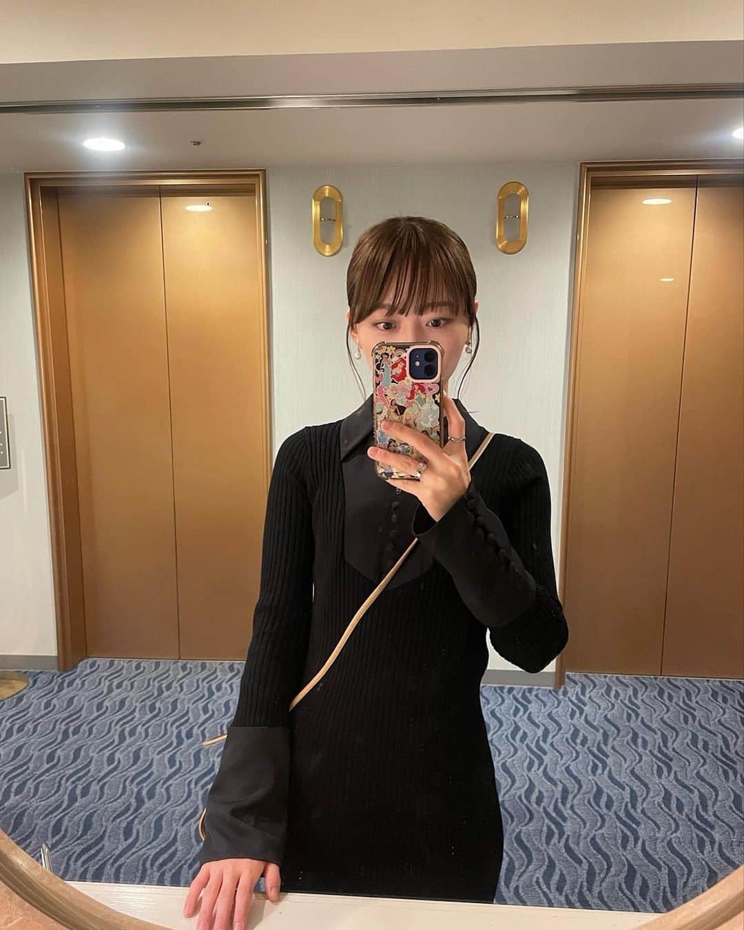 土路生優里のインスタグラム：「ちょっと大人っぽくしてみた日🕴️♡ まあ大人なんですけど😌笑  12月もよろしくお願いします🎄」