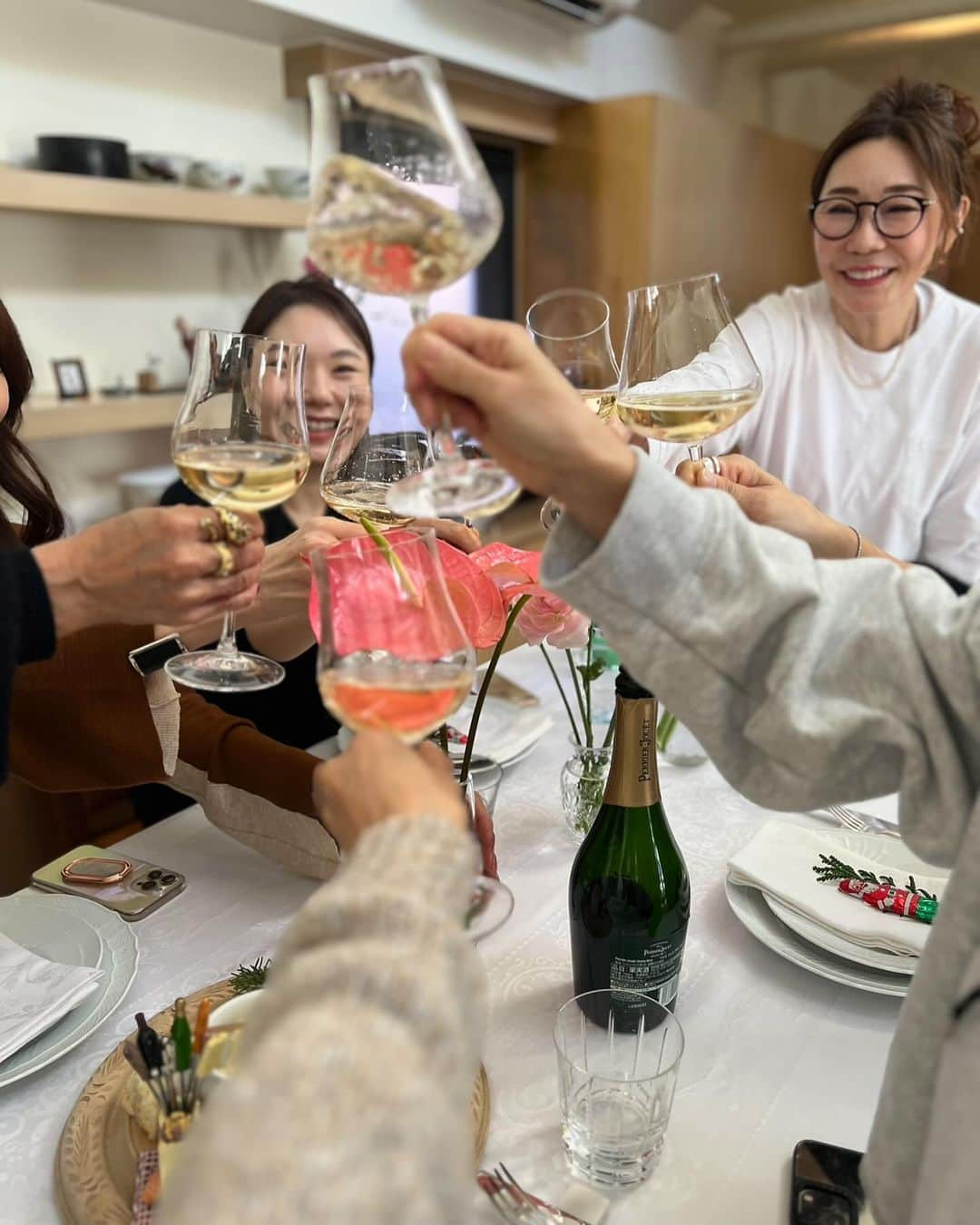 亀恭子のインスタグラム：「@mizuyoyoshida 邸にて Saturday lunch♡  エネルギッシュで愉快な皆様達と☺︎  毎回、みずよさんのセンスの良さに感動です。 お洒落なガーベラもどこで買ってるのかみんな聞いちゃう。  美味しいご飯、楽しい会話、 居心地が良すぎて… ランチ会と言いながらすっかり日が暮れるまで♡w  十和子さんの眩しい美しさに眼福。 朝美さんの毎回楽しみなファッションに釘付け。 ミンちゃんのごま油に胸キュン。 同級生トリオのオモロトークに安心w  パワースポットですココ♡  また次回が楽しみだなぁ〜♡ と呼ばれるつもりでいますw  #saturdaylunch #fun #yummy #relax #love #朝美さんに憧れてる会 #♡」