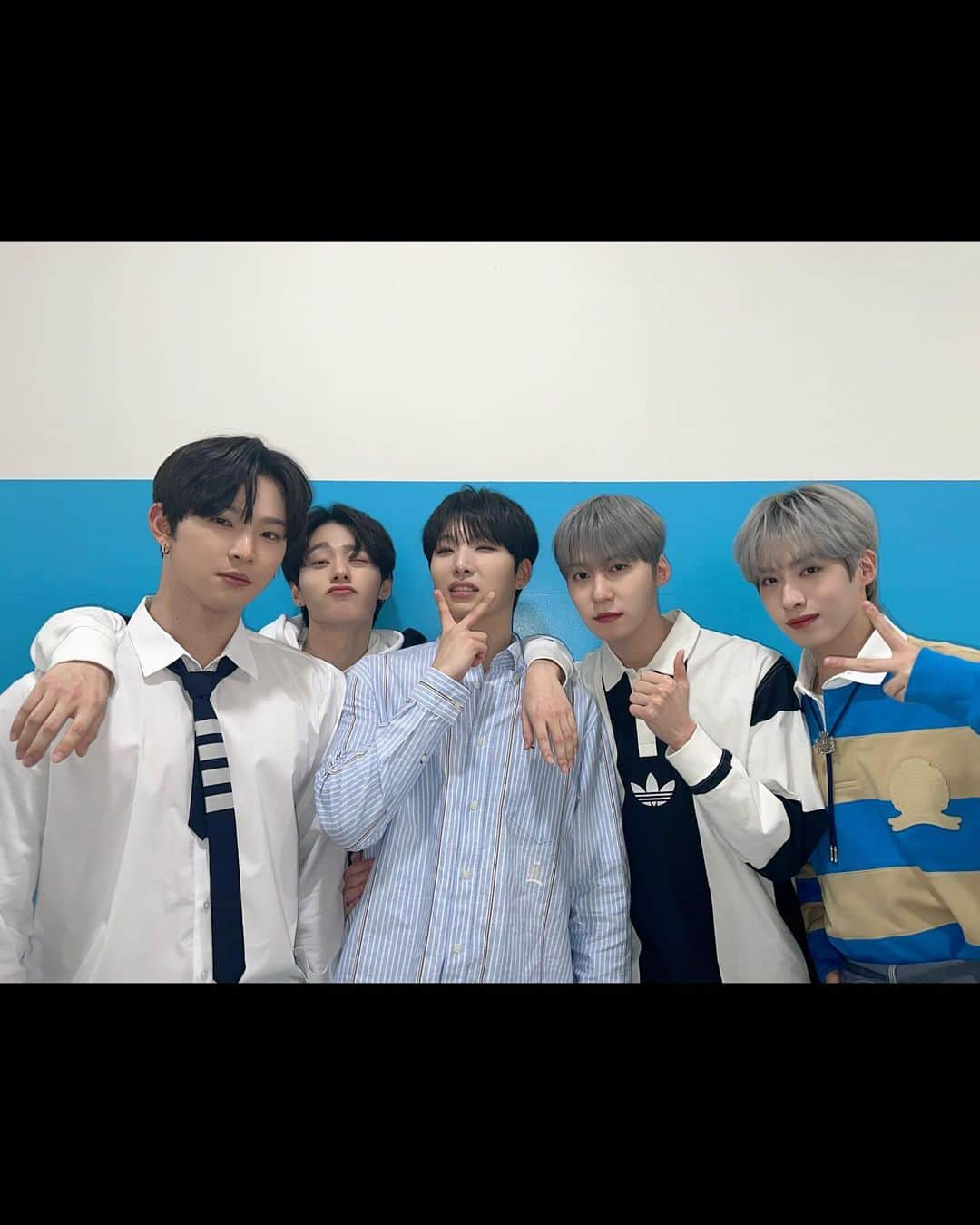 ONEUSのインスタグラム：「. [#환웅 #시온]  잠시 후 10시 EBS 경청 유튜브 채널 EBS 반디 어플에서 생방송으로 진행되는 ‘청소년소통프로젝트 경청’  오늘 웅숀디와 함께할 게스트는 바로❕ 🤍든든한 가족 서호, 이도, 건희입니다🤍 원어스와 함께 훈훈한 일요일 밤  보내 보자구요🍀🌙  #원어스 #ONEUS #경청」