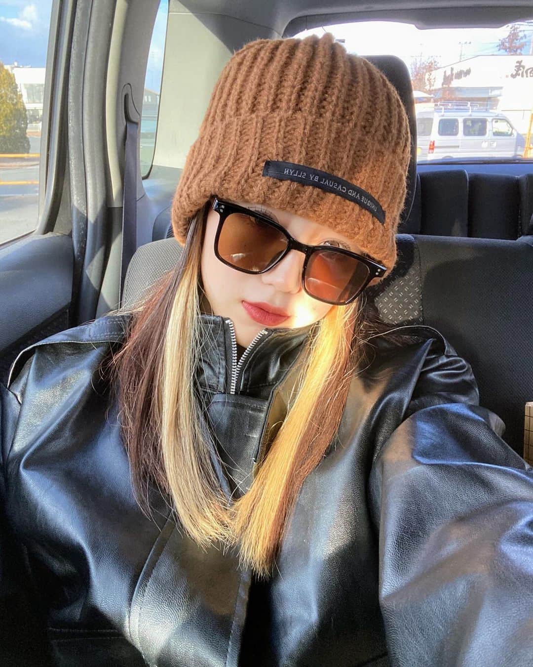 米田紗英さんのインスタグラム写真 - (米田紗英Instagram)「ブラウンアイテム特集♡  お気に入りのアイテムを 是非ゲットしてみてください💞  −−−−−−−−−−−−−−−−−−−− DleepyTownでは ストーリーで紹介させて頂くお写真を募集しております⁡ あなたのコーデやアイテムの写真に #DleepyTown を付けるか このアカウントをタグ付け投稿お待ちしております🌛 −−−−−−−−−−−−−−−−−−−−  #ストリートファッション #海外ガール #海外ファッション #デイリーファッション#dleepytown#ドリーピータウン#crammy#秋コーデ  #ブラウン #brown #韓国カジュアル #y2k#y2kファッション#秋冬アウター#秋冬コーデ」12月3日 22時00分 - dleepytown_official