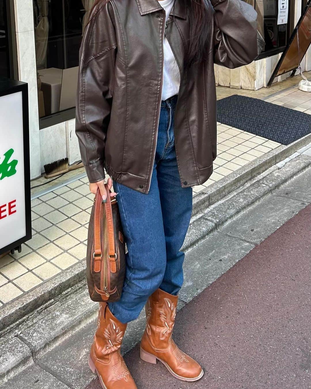 米田紗英さんのインスタグラム写真 - (米田紗英Instagram)「ブラウンアイテム特集♡  お気に入りのアイテムを 是非ゲットしてみてください💞  −−−−−−−−−−−−−−−−−−−− DleepyTownでは ストーリーで紹介させて頂くお写真を募集しております⁡ あなたのコーデやアイテムの写真に #DleepyTown を付けるか このアカウントをタグ付け投稿お待ちしております🌛 −−−−−−−−−−−−−−−−−−−−  #ストリートファッション #海外ガール #海外ファッション #デイリーファッション#dleepytown#ドリーピータウン#crammy#秋コーデ  #ブラウン #brown #韓国カジュアル #y2k#y2kファッション#秋冬アウター#秋冬コーデ」12月3日 22時00分 - dleepytown_official