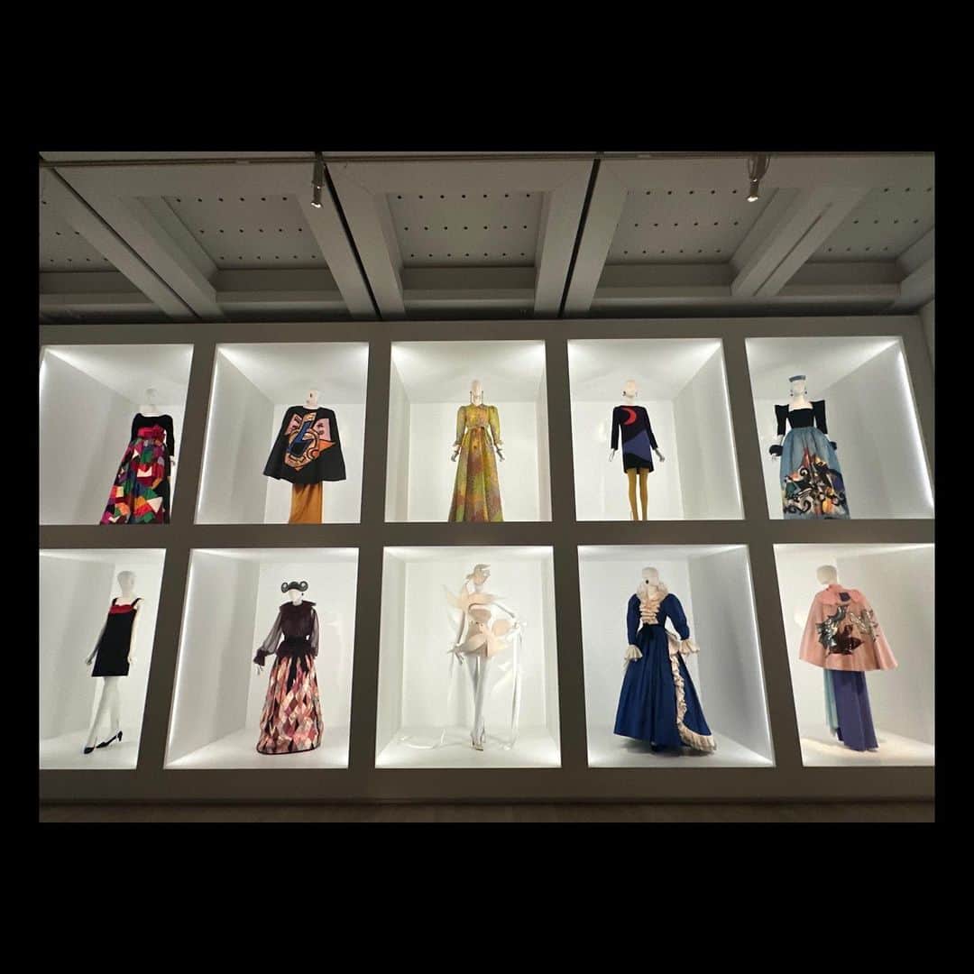 堀場美希さんのインスタグラム写真 - (堀場美希Instagram)「👗🪸🪡🪶🧵🤠 刺繍、ビーズ、羽毛、海兵、技術職人、ファッション、スタイル…ボリュームもあり見応えもありすごかったなぁ〜☺️満足！  #イヴサンローラン #SAINTLAURENT #イヴサンローラン展 #モードの帝王 #ysl  #yvessaintlaurent #Dior の愛弟子」12月3日 22時00分 - miki_horiba212