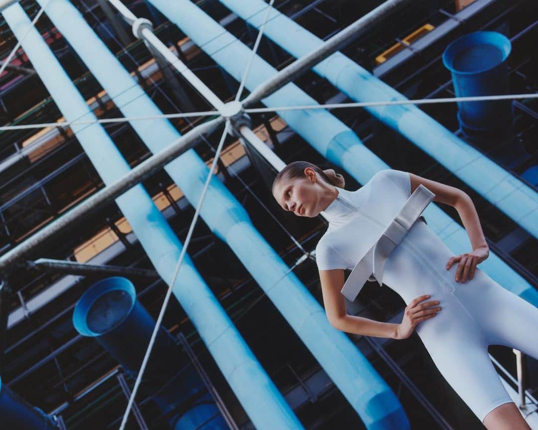 Vogue Parisのインスタグラム：「Paris’s @CentrePompidou, the disruptive vessel made of glass and metal designed by #RenzoPiano, is where @IdaHeiner, the top model and cover star of our December/Januray issue dedicated to art and fashion, takes her pose. On newsstands now.  C’est au Centre Pompidou à Paris, vaisseau de verre et de métal disruptif imaginé par Renzo Piano, que pose Ida Heiner, la top en couverture de notre numéro de décembre-janvier 2024 consacré à la mode et l’art. En kiosque actuellement.  Ida wears @Gucci.  Photographer: @TheodeGueltzl Stylist: @RobbieSpencer Make-up: @AnthonyPreel_ Hair Stylist: @OlivierSchawalder Set Design: @Mila_Ty Production: @Brachfeld_  Remerciements au @CentrePompidou. Le Centre Pompidou a été créé par les architectes Renzo Piano et Richard Rogers.  Head of Editorial Content: @EugenieTrochu Global Creative Director: @Juancp Global Director, Talent & Casting: @Mrsvoguester  #voguefrance #idaheiner #centrepompidou #theodegueltzl」