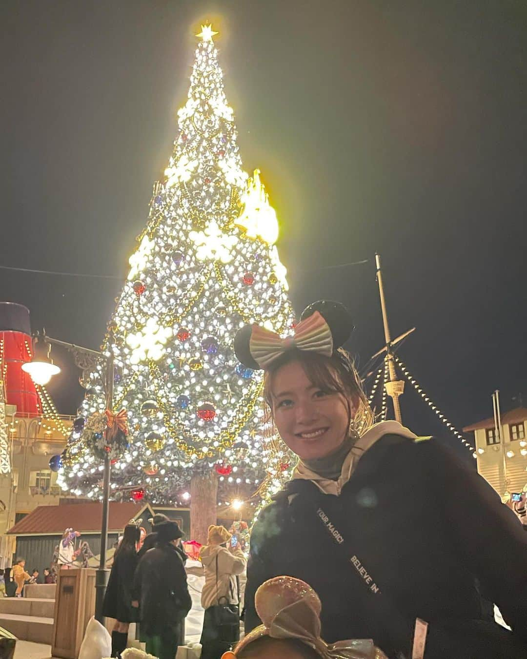 大島由香里さんのインスタグラム写真 - (大島由香里Instagram)「なにげに今年初ディズニー 🐭🏰🎈🌏🌋🚢🐚🧜‍♀️🐠🌺🕌🧞‍♂️ この時期は園内が特にキラキラしてる気がする🎄 30分待ちを積み重ねてアトラクション9個 夜のショーに1人ポロポロ感涙しながら帰りました ソアリンはプレミアアクセス取りそびれ、流石のスタンバイ時間に断念……次回こそ！！  #東京ディズニーシー #ディズニークリスマス #tokyodisneysea #disney #christmas」12月3日 22時09分 - yukari__oshima