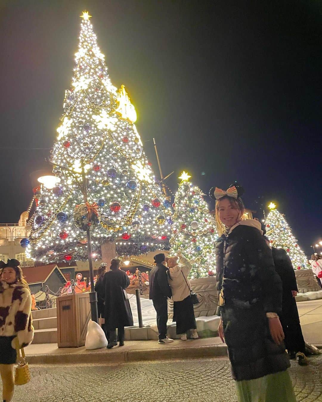 のインスタグラム：「なにげに今年初ディズニー 🐭🏰🎈🌏🌋🚢🐚🧜‍♀️🐠🌺🕌🧞‍♂️ この時期は園内が特にキラキラしてる気がする🎄 30分待ちを積み重ねてアトラクション9個 夜のショーに1人ポロポロ感涙しながら帰りました ソアリンはプレミアアクセス取りそびれ、流石のスタンバイ時間に断念……次回こそ！！  #東京ディズニーシー #ディズニークリスマス #tokyodisneysea #disney #christmas」