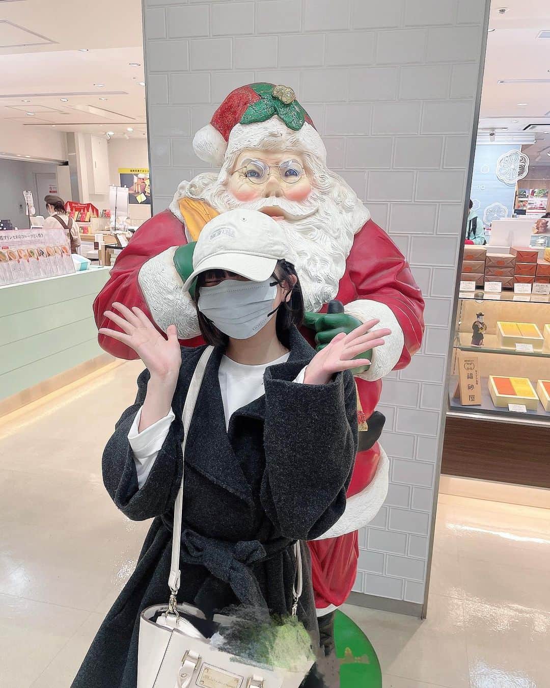 姫野ひなのさんのインスタグラム写真 - (姫野ひなのInstagram)「東京ただいまだよ~✈️✈️福岡楽しかったな~あっという間すぎた、、美味しいものたくさんで福岡のみんながすごく温かくて大好きです🥰🥰また行きたい、、！！ サンタさんとツーショットした〜いいでしょ〜🎅欲しいもの伝えてきたけど無視されたよなんでだろう🥹🥹🥹」12月3日 22時03分 - pi._.y