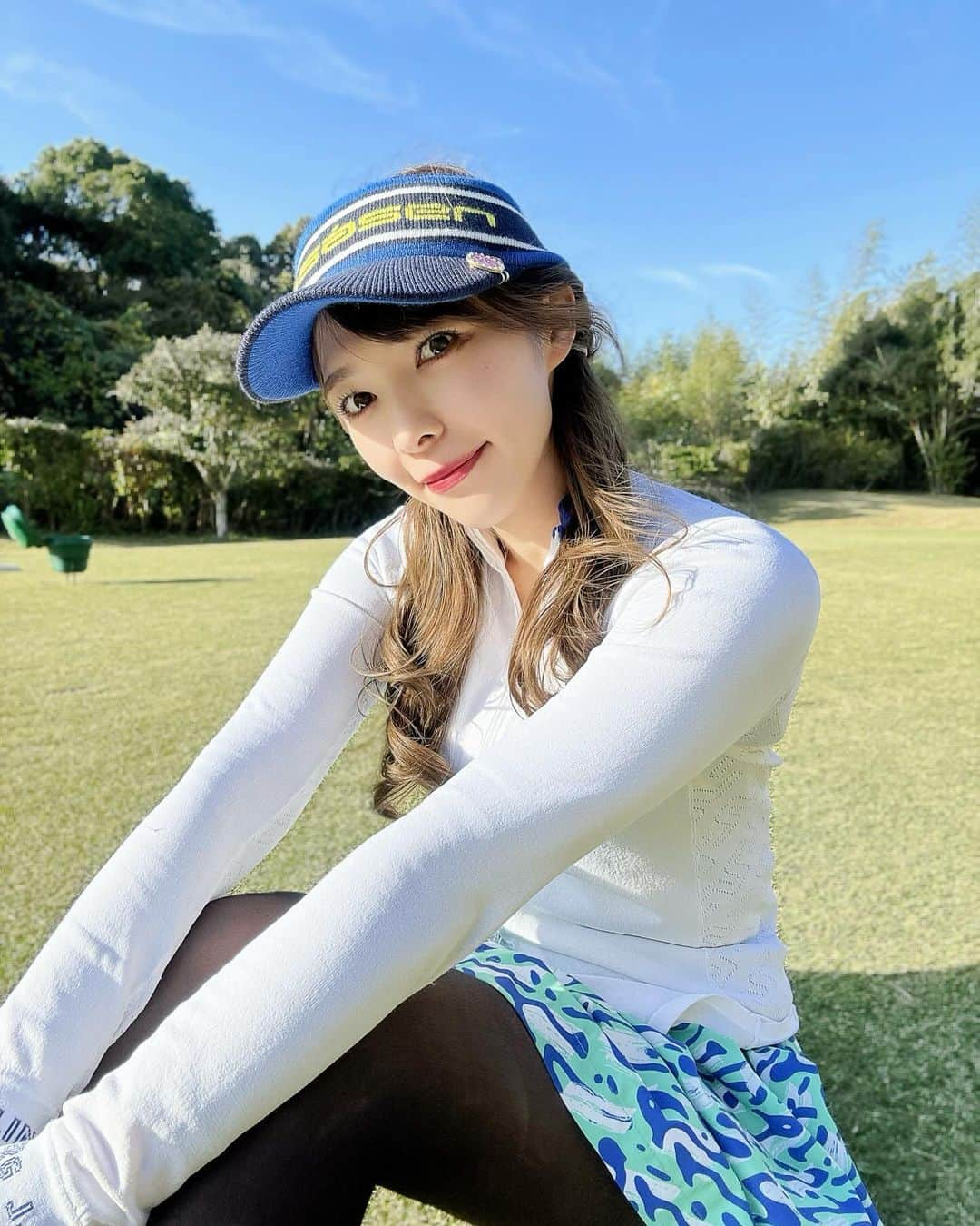 岩根沙恵子?さえみるさんのインスタグラム写真 - (岩根沙恵子?さえみるInstagram)「⛳️𝕘𝕠𝕝𝕗 𝕕𝕒𝕪 ［動画あり］ ウェアがかわいい💙✨ @jlindebergjapan  @rosasen_jp  ホワイト&ブルーコーデにしてみたっ🤤❤︎  最近寒いから、基本歩いてゴルフしてるし 10度あればまだこれくらい薄着でいける🏌️‍♀️♡  全体的に調子悪るるる🥺 🔴91だった日でした💦 ドライバーひどすぎてどうしようもない😶‍🌫️ なんならこの日はアイアンもw なんとかまとめた感でした😤  私のドライバーさんは どうしたら機嫌が直るかな😱😱😱😱w  #ドライバー動画 #ゴルフスイング #골프웨어 #골프 #골프여자 #골프스윙 #골프스타그램 #reginagolf #ごるすたぐらむ  #골프패션 #ゴルフ動画 #スイング動画  #むちむちボディ #紅葉狩り #紅葉ゴルフ #紅葉シーズン #もみじ狩り#さえみる栃木 #丸の内カントリークラブ #冬ゴルフ #ごるふすいんぐ #ゴルフスイング動画」12月3日 22時03分 - saemiltiii