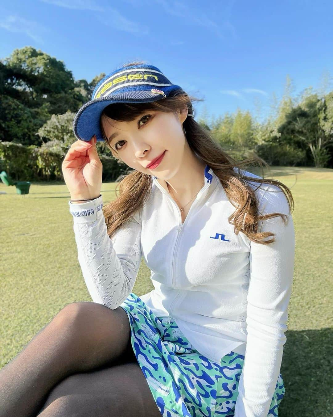 岩根沙恵子?さえみるのインスタグラム：「⛳️𝕘𝕠𝕝𝕗 𝕕𝕒𝕪 ［動画あり］ ウェアがかわいい💙✨ @jlindebergjapan  @rosasen_jp  ホワイト&ブルーコーデにしてみたっ🤤❤︎  最近寒いから、基本歩いてゴルフしてるし 10度あればまだこれくらい薄着でいける🏌️‍♀️♡  全体的に調子悪るるる🥺 🔴91だった日でした💦 ドライバーひどすぎてどうしようもない😶‍🌫️ なんならこの日はアイアンもw なんとかまとめた感でした😤  私のドライバーさんは どうしたら機嫌が直るかな😱😱😱😱w  #ドライバー動画 #ゴルフスイング #골프웨어 #골프 #골프여자 #골프스윙 #골프스타그램 #reginagolf #ごるすたぐらむ  #골프패션 #ゴルフ動画 #スイング動画  #むちむちボディ #紅葉狩り #紅葉ゴルフ #紅葉シーズン #もみじ狩り#さえみる栃木 #丸の内カントリークラブ #冬ゴルフ #ごるふすいんぐ #ゴルフスイング動画」