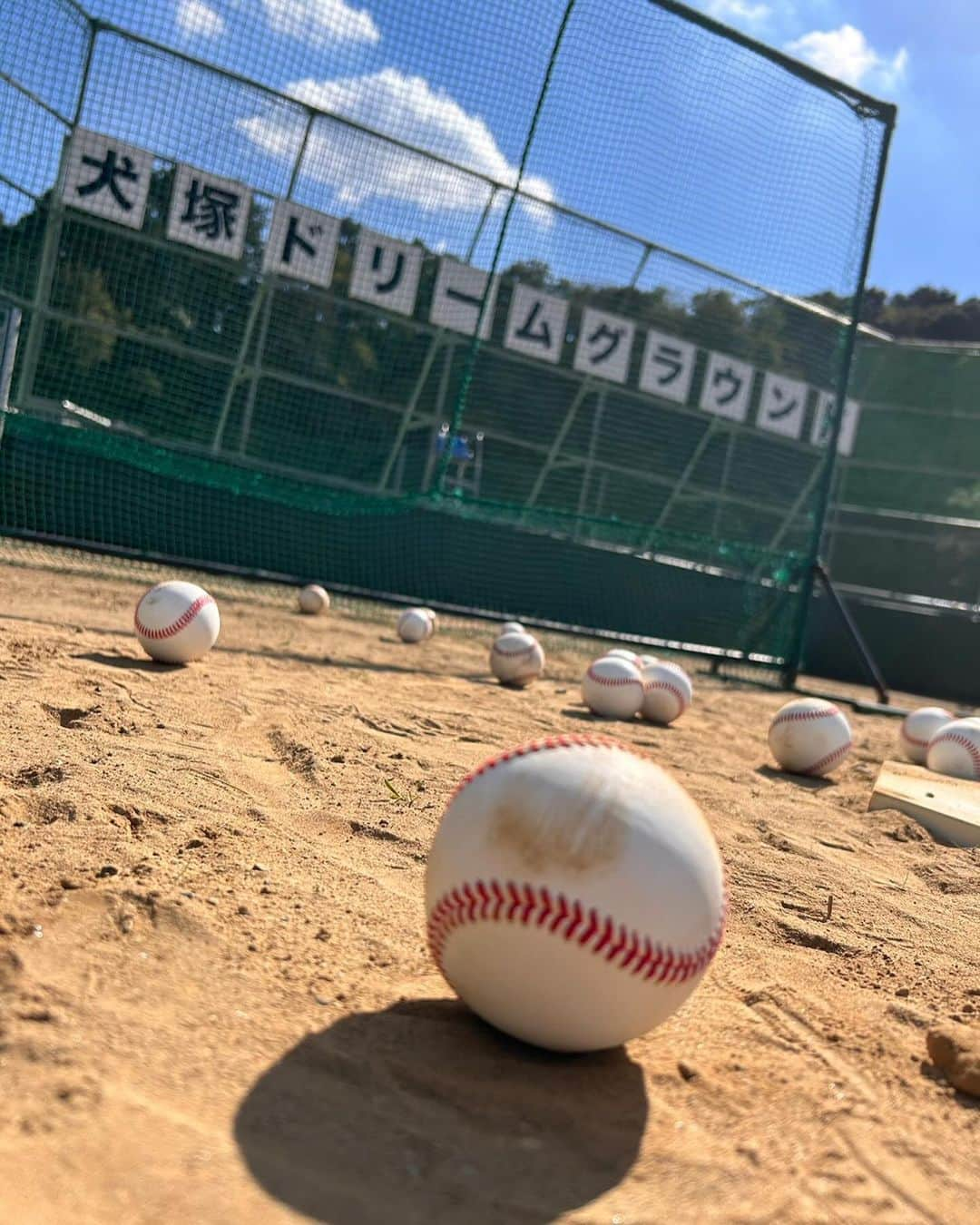 菅生新樹さんのインスタグラム写真 - (菅生新樹Instagram)「日曜劇場 #下剋上球児  8話のご視聴ありがとうございました！！  様々な出来事があった回でしたね。  そして、しみじみと色々なことがあったな〜と思い出すシーンもありました。  沢山みんなで歩んできた道のりが確実にそこにはあるんだなと実感しました。  現3年生が本当にたくましくなって、チームを引っ張る存在になって、日沖は感動しかないです。  いよいよ、次週9話では準決勝です。  日沖誠が3年生の頃に練習試合で戦った星葉・児玉たちの代との勝負。  越山が辛い練習やトレーニングをしてきたように、他校も血がにじむ努力をしてきてます。  偶然ではなく、必然で勝ち上がって来たことを越山のみんなには証明して欲しい。  粘り強く戦って絶対に勝ってくれると信じてます。  監督、スタメン、ベンチ、スタンド  みんなで勝つぞ⚾️🔥  全員野球やーー！！！！！  #tbs #日曜劇場 #下剋上球児 #日沖誠 #菅生新樹」12月3日 22時04分 - sugouaraki_official