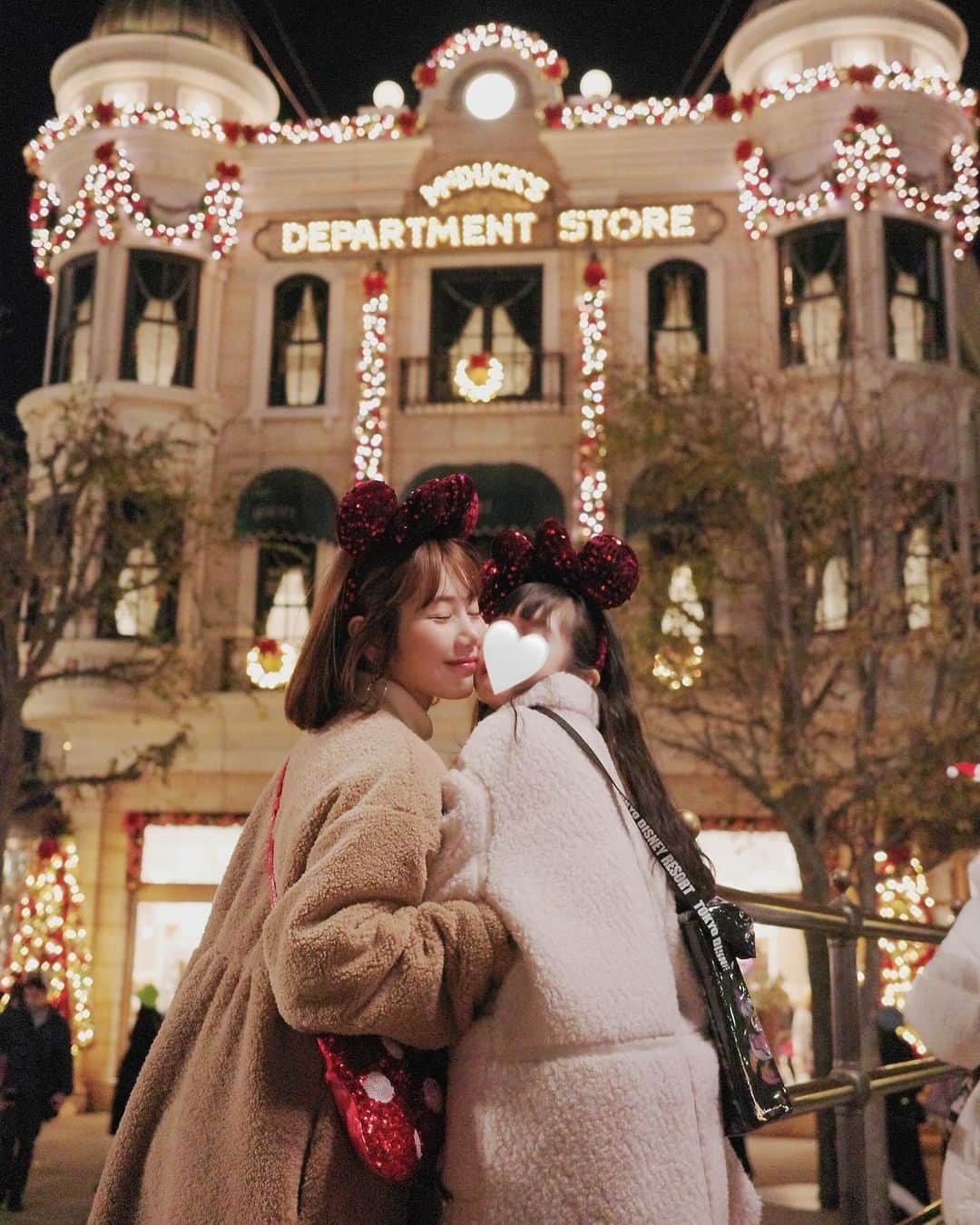 ほしのこのインスタグラム：「クリスマスディズニー♥️🎄 鬼混みでしたがうーたんと約束を果たすため 走り回って頑張った🤣 パパは腰痛持ちだから 後半役立つです…笑  まぁそれでも付き合ってうーたんのために 楽しんでるところみるとほっこり。  乗った乗り物🚂⬇️ ・タワーオブテラー（パス） ・レイジングスピリッツ（パス）  混んでる時でも20分になってる時を見計らって⬇️ ・スカットルのスクーター（20分待ち） ・キャラバンカルーセル（10分待ち） ・シンドバッド（15分待ち） ・アクアトピア（25分待ち） ・ニモフレンズ（20分待ち）  この辺を乗ったよ！  鬼混みでもこれくらいはいつも乗ってる うーたんの「次何乗る？」って言葉が恐怖です笑  次はここ行こう、つぎはこのルートで行こう と常に頭がいっぱい  疲れ果てたけど 今日もうーたんの笑顔に幸せいっぱいな1日でした♥️  #ディズニーシー#tokyodisneysea」