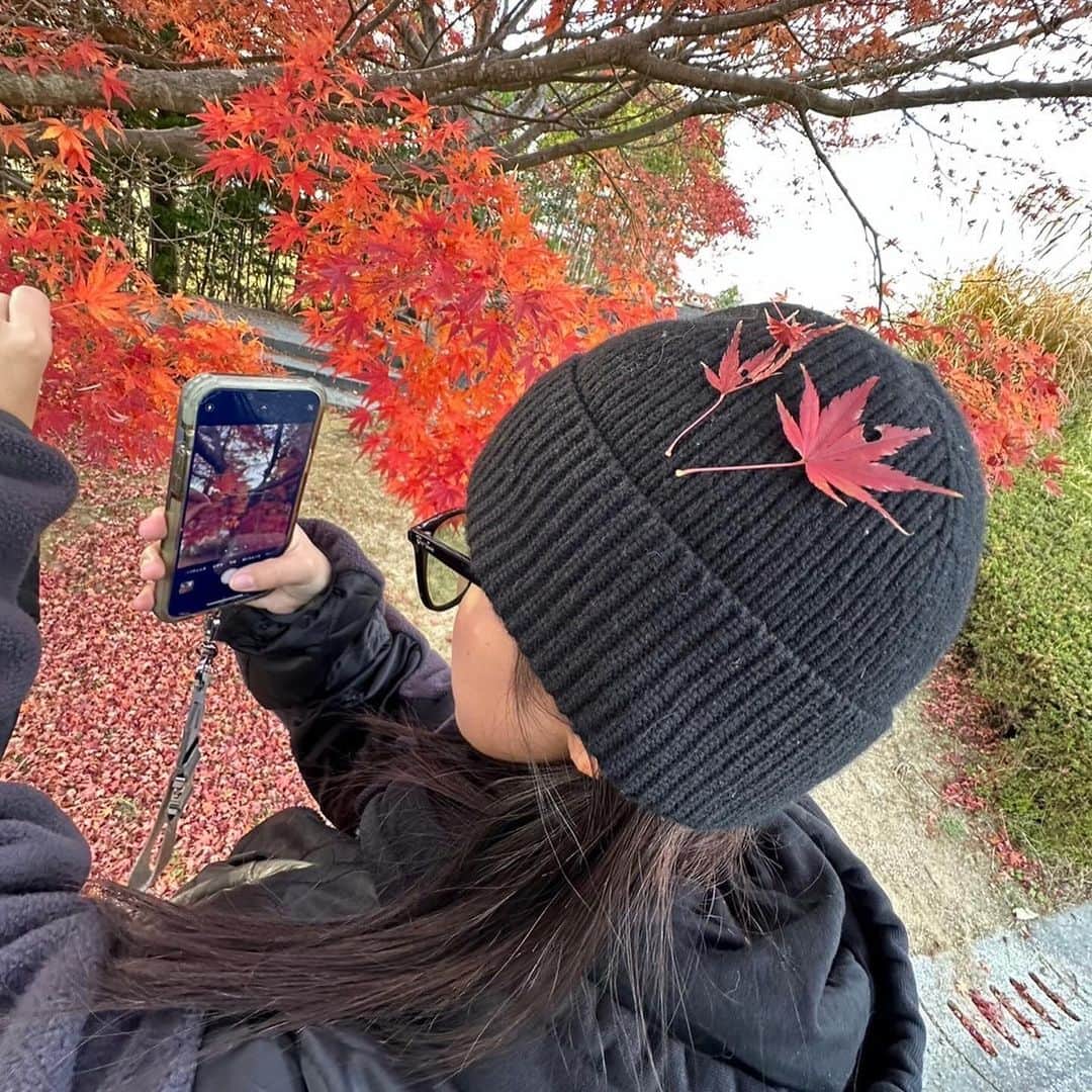 薮下柊のインスタグラム：「秋模様🍁🍂  淡路島でめっちゃ美味しいスパイスカレー食べて、自然感じて幸せいっぱいの1日☺️✨  @libere_official のセットアップも可愛い🫶🏻」