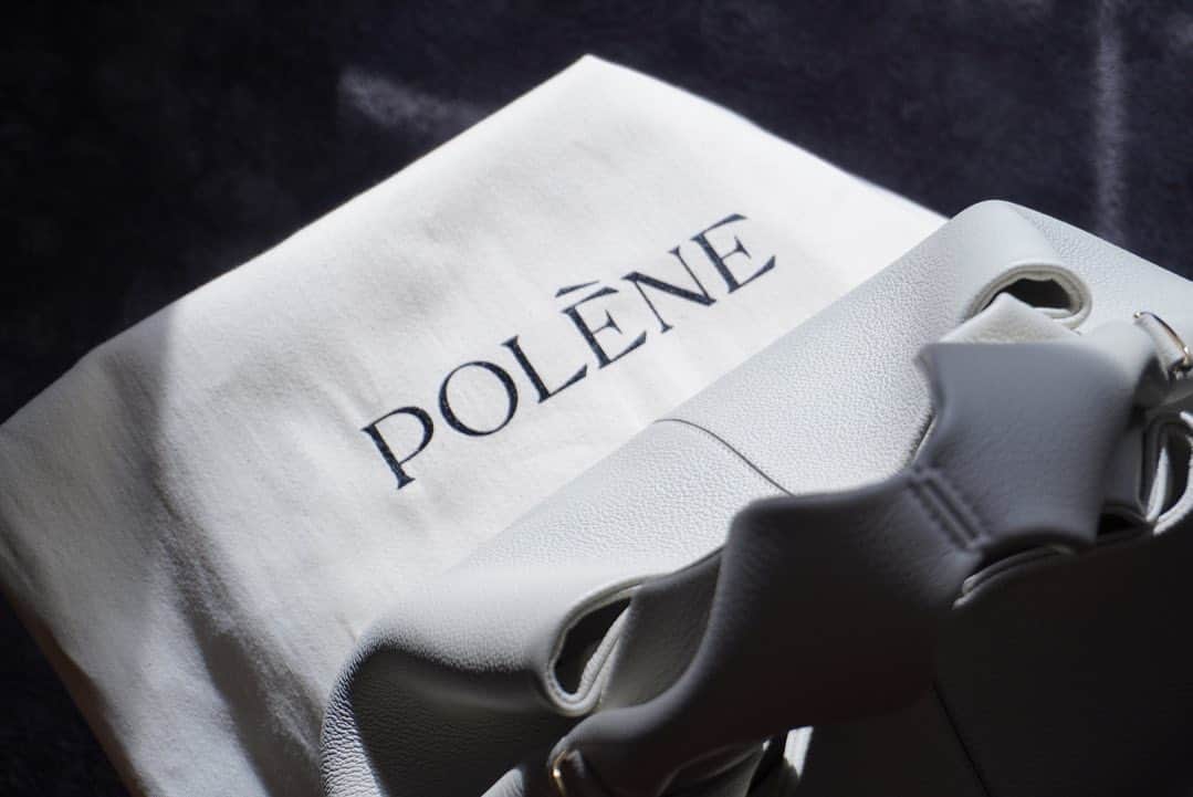 MIYABIのインスタグラム：「#newin #polene  めっっちゃ久々にバッグを買った👜 しんぺちが何でも入るバッグ持っててそれ見て ぽすぽす入るの私も欲しくなって買った（単純）  #poleneparis #ポレーヌ」