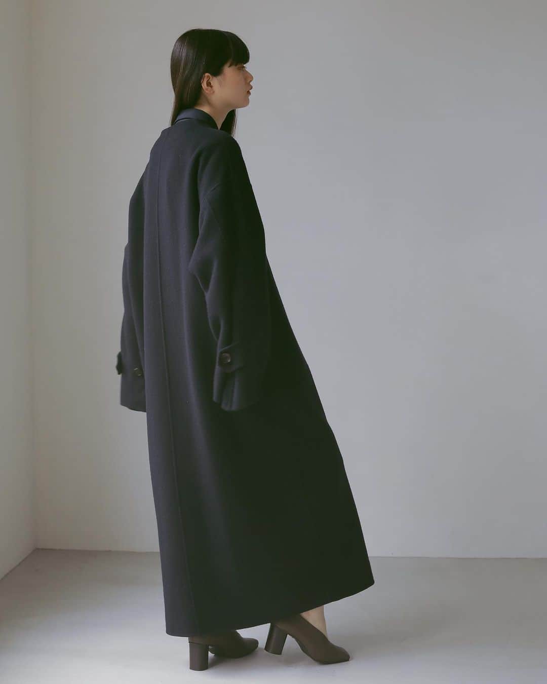 CASA FLINEさんのインスタグラム写真 - (CASA FLINEInstagram)「OUTER   COLLECTION  02/ストール付きダブルブレストロングコート ¥59,400 Color GREEN / BEIGE / BLACK  大きいケープがセットになったリバー仕立てのロングコート。  １枚仕立てで非常に軽く、ゆったりしたシルエットなので中に着込むこともできます。  ケープはバラクラバのように巻いたり肩にかけたりスタイリングの幅も広いです。  ETHICAL POLICY JAPAN FABRIC / NATURAL   —————————————————————————  #casafline #sustainable #ethical」12月3日 22時08分 - casa_fline