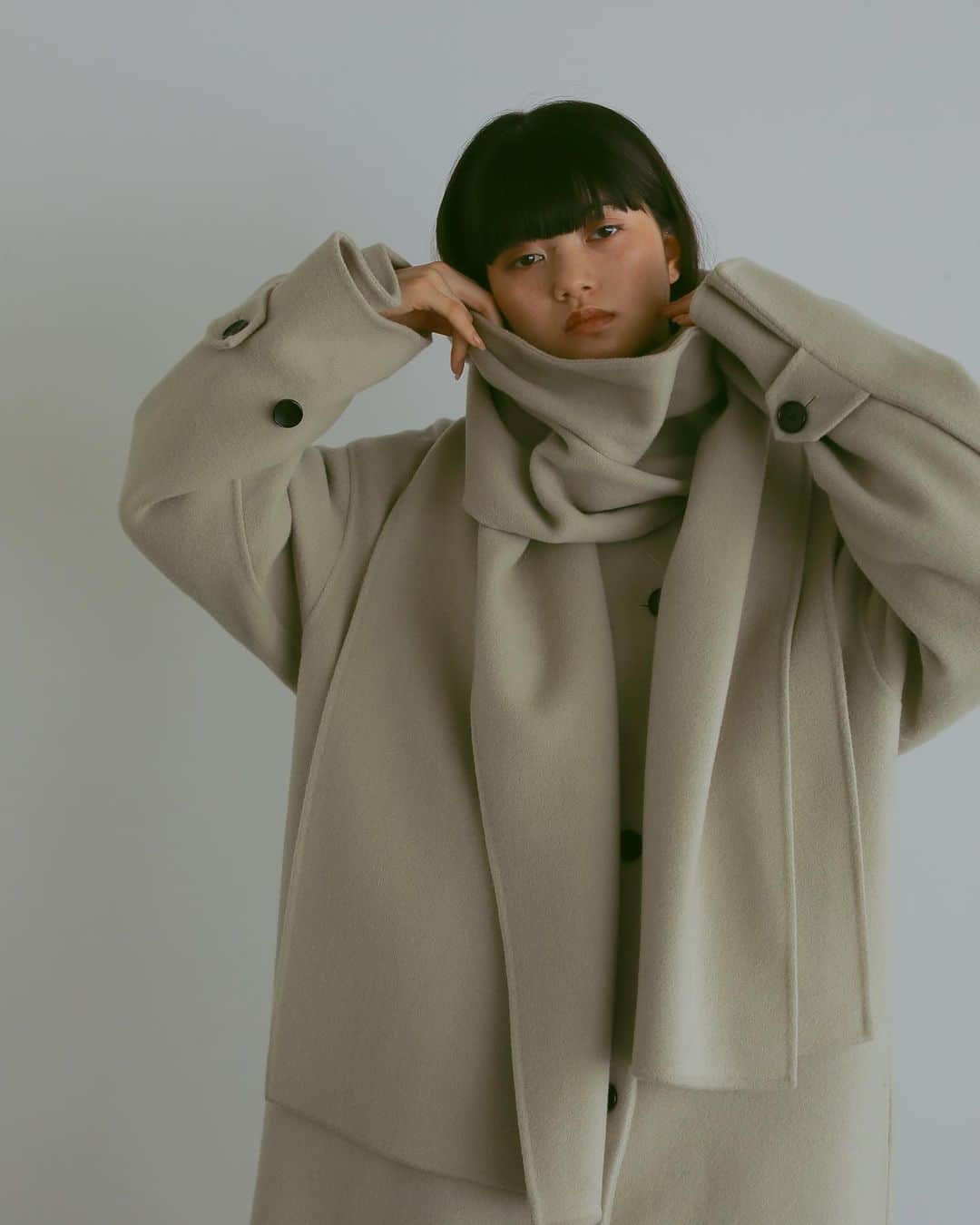 CASA FLINEさんのインスタグラム写真 - (CASA FLINEInstagram)「OUTER   COLLECTION  02/ストール付きダブルブレストロングコート ¥59,400 Color GREEN / BEIGE / BLACK  大きいケープがセットになったリバー仕立てのロングコート。  １枚仕立てで非常に軽く、ゆったりしたシルエットなので中に着込むこともできます。  ケープはバラクラバのように巻いたり肩にかけたりスタイリングの幅も広いです。  ETHICAL POLICY JAPAN FABRIC / NATURAL   —————————————————————————  #casafline #sustainable #ethical」12月3日 22時08分 - casa_fline