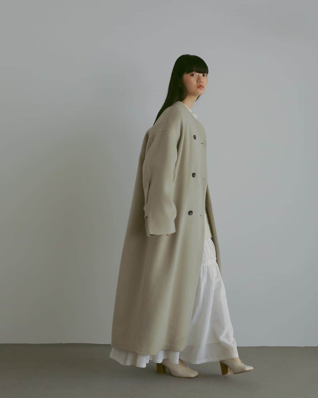 CASA FLINEさんのインスタグラム写真 - (CASA FLINEInstagram)「OUTER   COLLECTION  02/ストール付きダブルブレストロングコート ¥59,400 Color GREEN / BEIGE / BLACK  大きいケープがセットになったリバー仕立てのロングコート。  １枚仕立てで非常に軽く、ゆったりしたシルエットなので中に着込むこともできます。  ケープはバラクラバのように巻いたり肩にかけたりスタイリングの幅も広いです。  ETHICAL POLICY JAPAN FABRIC / NATURAL   —————————————————————————  #casafline #sustainable #ethical」12月3日 22時08分 - casa_fline