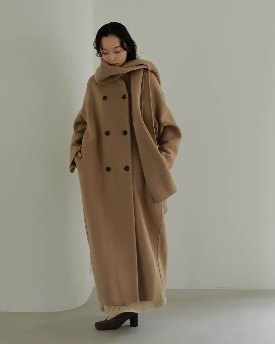 CASA FLINEさんのインスタグラム写真 - (CASA FLINEInstagram)「OUTER   COLLECTION  02/ストール付きダブルブレストロングコート ¥59,400 Color GREEN / BEIGE / BLACK  大きいケープがセットになったリバー仕立てのロングコート。  １枚仕立てで非常に軽く、ゆったりしたシルエットなので中に着込むこともできます。  ケープはバラクラバのように巻いたり肩にかけたりスタイリングの幅も広いです。  ETHICAL POLICY JAPAN FABRIC / NATURAL   —————————————————————————  #casafline #sustainable #ethical」12月3日 22時08分 - casa_fline