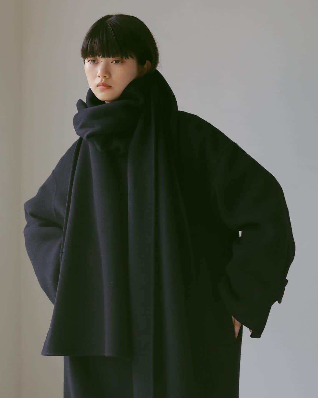 CASA FLINEさんのインスタグラム写真 - (CASA FLINEInstagram)「OUTER   COLLECTION  02/ストール付きダブルブレストロングコート ¥59,400 Color GREEN / BEIGE / BLACK  大きいケープがセットになったリバー仕立てのロングコート。  １枚仕立てで非常に軽く、ゆったりしたシルエットなので中に着込むこともできます。  ケープはバラクラバのように巻いたり肩にかけたりスタイリングの幅も広いです。  ETHICAL POLICY JAPAN FABRIC / NATURAL   —————————————————————————  #casafline #sustainable #ethical」12月3日 22時08分 - casa_fline