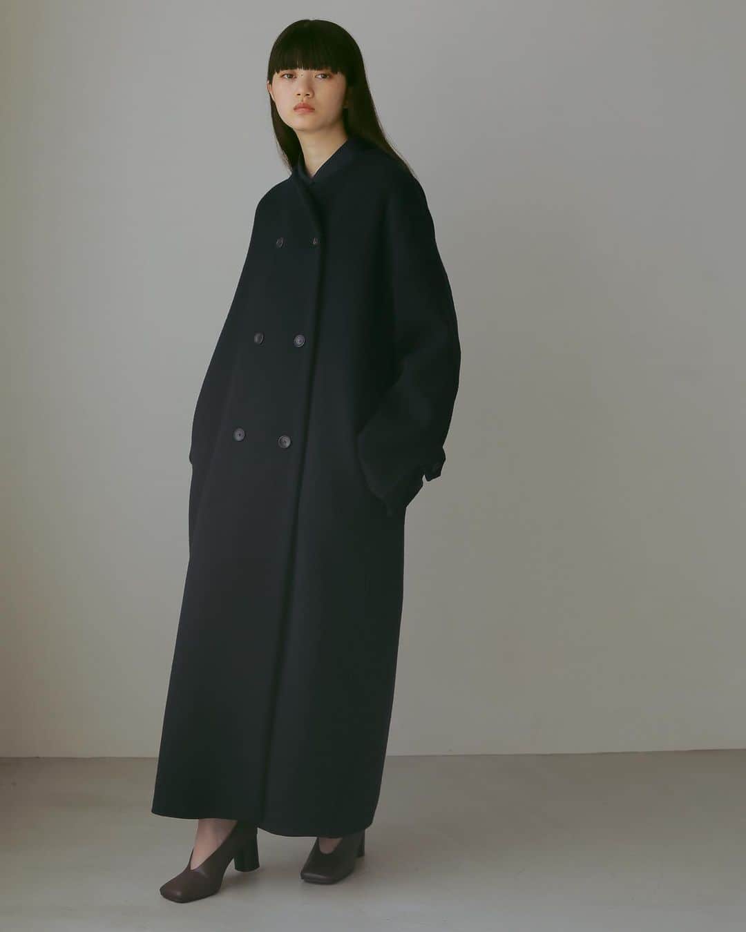 CASA FLINEさんのインスタグラム写真 - (CASA FLINEInstagram)「OUTER   COLLECTION  02/ストール付きダブルブレストロングコート ¥59,400 Color GREEN / BEIGE / BLACK  大きいケープがセットになったリバー仕立てのロングコート。  １枚仕立てで非常に軽く、ゆったりしたシルエットなので中に着込むこともできます。  ケープはバラクラバのように巻いたり肩にかけたりスタイリングの幅も広いです。  ETHICAL POLICY JAPAN FABRIC / NATURAL   —————————————————————————  #casafline #sustainable #ethical」12月3日 22時08分 - casa_fline
