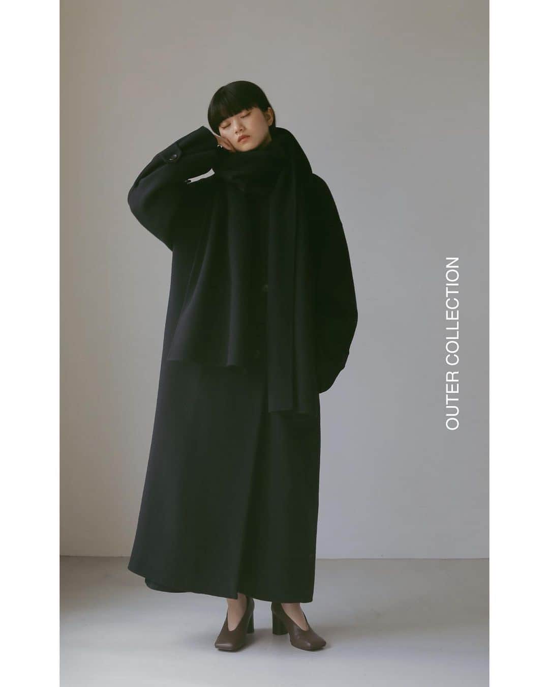 CASA FLINEのインスタグラム：「OUTER   COLLECTION  02/ストール付きダブルブレストロングコート ¥59,400 Color GREEN / BEIGE / BLACK  大きいケープがセットになったリバー仕立てのロングコート。  １枚仕立てで非常に軽く、ゆったりしたシルエットなので中に着込むこともできます。  ケープはバラクラバのように巻いたり肩にかけたりスタイリングの幅も広いです。  ETHICAL POLICY JAPAN FABRIC / NATURAL   —————————————————————————  #casafline #sustainable #ethical」