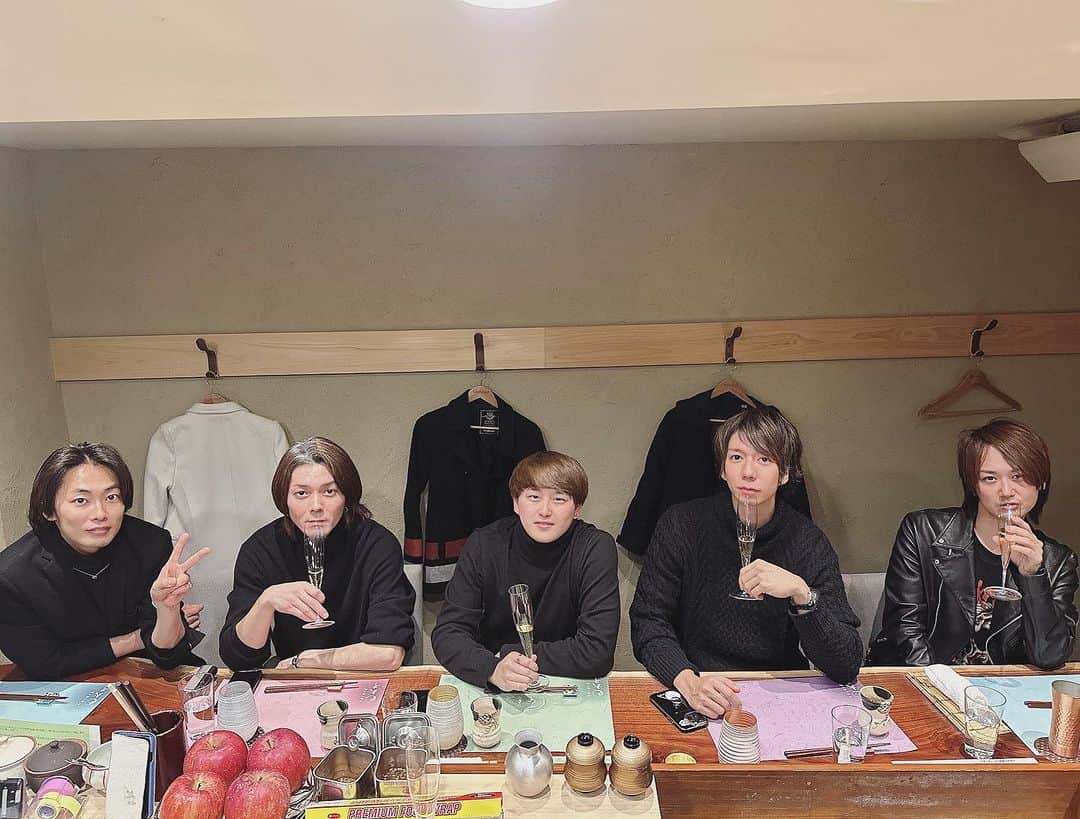 田中純弥のインスタグラム：「今日は合同忘年会☆ お互いのお店を行き来しながら。  “月夜に米の飯 武井“さん美味しかったです✨ 画像はウッくんが遊びで作ってくれました笑 さて、ウッくんとはこの中で誰でしょう？笑  今年も後1ヶ月かー。がんばろー。 あ、3月2日と3日に京都個展&イベントする予定です✨ また会えるの楽しみにしていますー☆  #月夜に米の飯武井 #六本木dd」