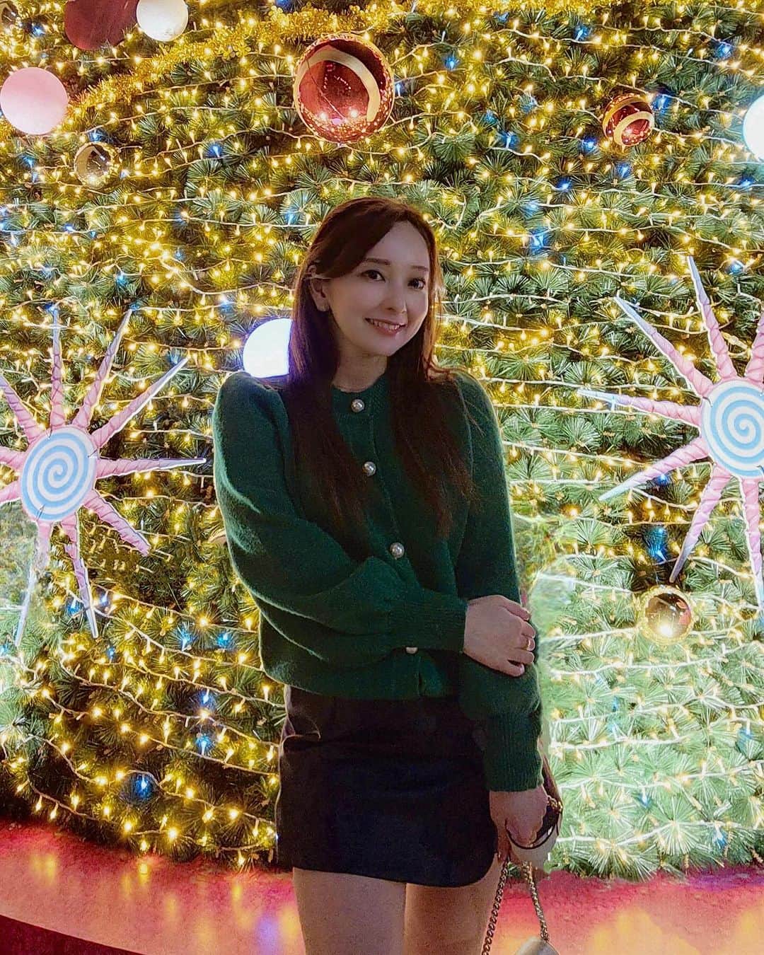 千田愛紗のインスタグラム：「🎄 12月了  滿街都是聖誕節的氣氛 天氣冷冷的 但心要暖暖的唷❤️  CLOTHES @laparisienne.me」