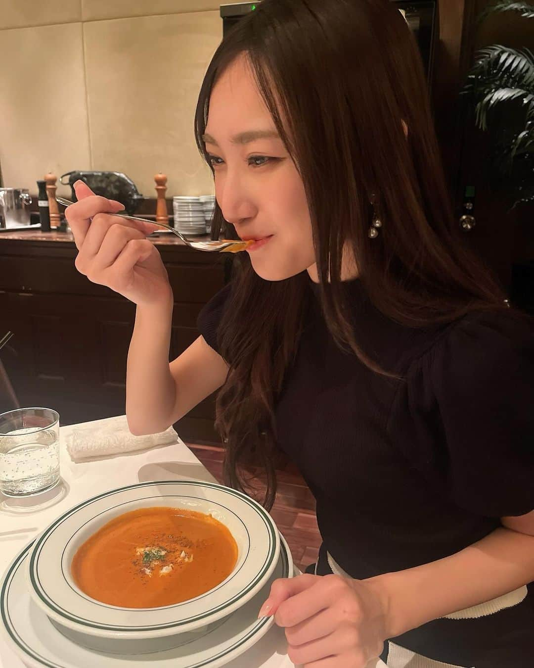 原かれんさんのインスタグラム写真 - (原かれんInstagram)「᯽  エビのビスク美味しすぎてひっくり返りそうなった🦐❤️ . . . . 何食べても美味しかった〜 ( ˟́꒳˟̥̥̀ )♡ . . . . . . . . #原かれん #かれんたん #nmb48 #ぴろぴろ #idol  #茶髪ロング #なんば #関西女子 #お姉さんコーデ #お姉さん #grl購入品 #grlコーデ #グレイル #今日のコーデ #ディナーコーデ #ランチコーデ #ニットコーデ #肌見せ #肌見せコーデ #デートコーデ #ぴろコーデ  #아이돌　#ootd #오오티디 #팔로우  #좋아요 #01 #일본　#fyp #女子力委員長」12月3日 22時11分 - karen_hara315