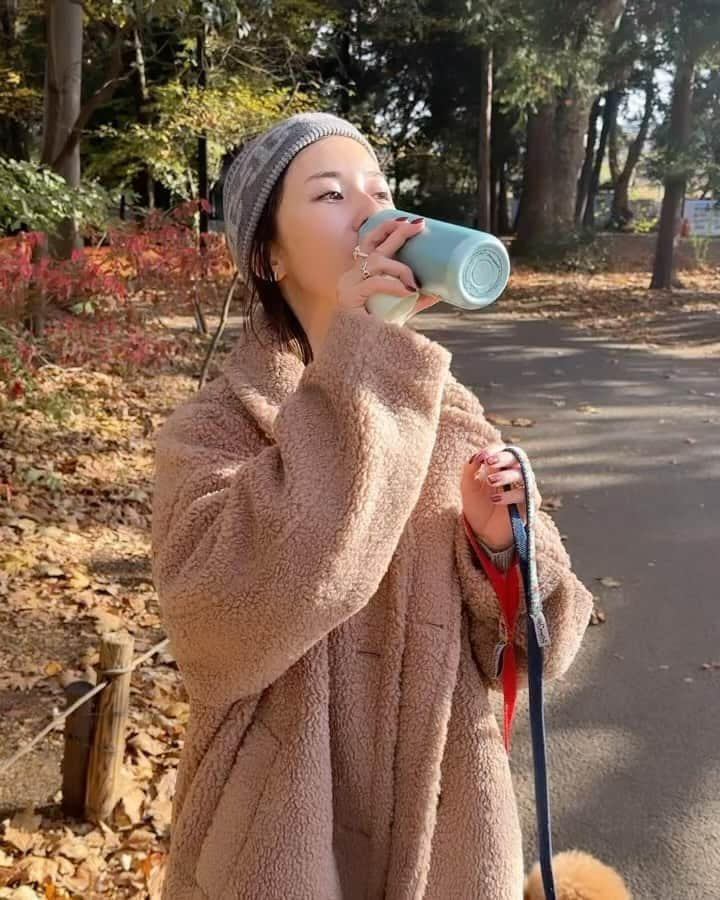 水野佐彩のインスタグラム：「・ 🧸🤎🤍🍂🍁 クマさん着て我が家のクマちゃんたちとお散歩🐶❤️  #fbyrosso #uniqloanyahindmarch #テディベアコート」