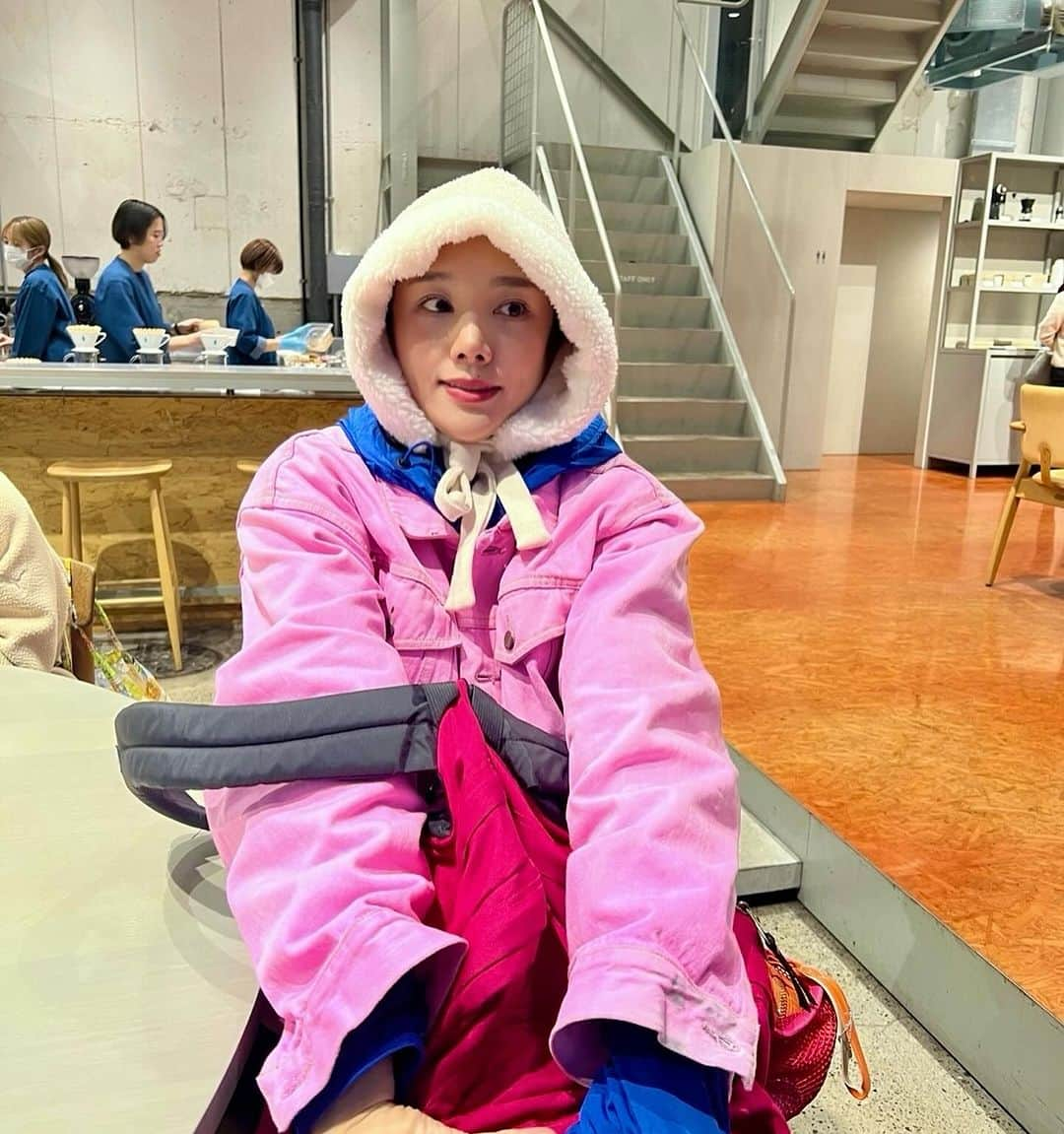 Areum Jungさんのインスタグラム写真 - (Areum JungInstagram)「Blue Bottle in Tokyo 😎   기요스미 까페거리.   블루보틀 일본1호점이래서 관광객 놀이.   👉🏽 웨이팅이 기본40분…   나의 솔직한 평은…  비싸다.  그런데 뭐 커피를 주다말어!!   끝.  (동영상1👉🏽기다리기 싫음 그러나 주변이 다 웨이팅이라 기다림 / 동영상2👉🏽뭐이리 커피를 주다말아??의 표정)  #블루보틀 #bluebottlecoffee #tokyo #도쿄여행 #일본여행」12月3日 22時14分 - areumjung