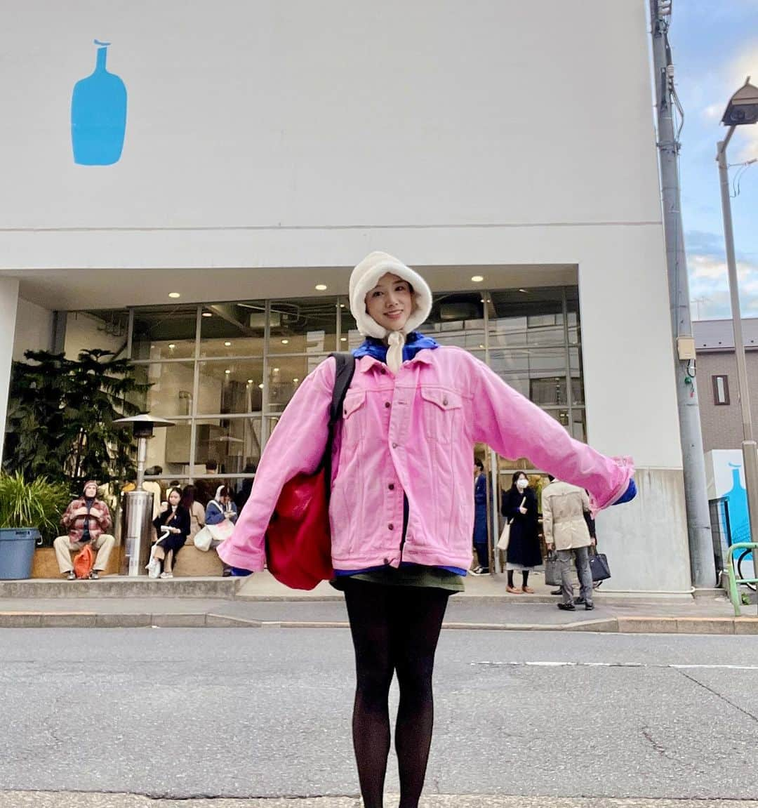 Areum Jungのインスタグラム：「Blue Bottle in Tokyo 😎   기요스미 까페거리.   블루보틀 일본1호점이래서 관광객 놀이.   👉🏽 웨이팅이 기본40분…   나의 솔직한 평은…  비싸다.  그런데 뭐 커피를 주다말어!!   끝.  (동영상1👉🏽기다리기 싫음 그러나 주변이 다 웨이팅이라 기다림 / 동영상2👉🏽뭐이리 커피를 주다말아??의 표정)  #블루보틀 #bluebottlecoffee #tokyo #도쿄여행 #일본여행」