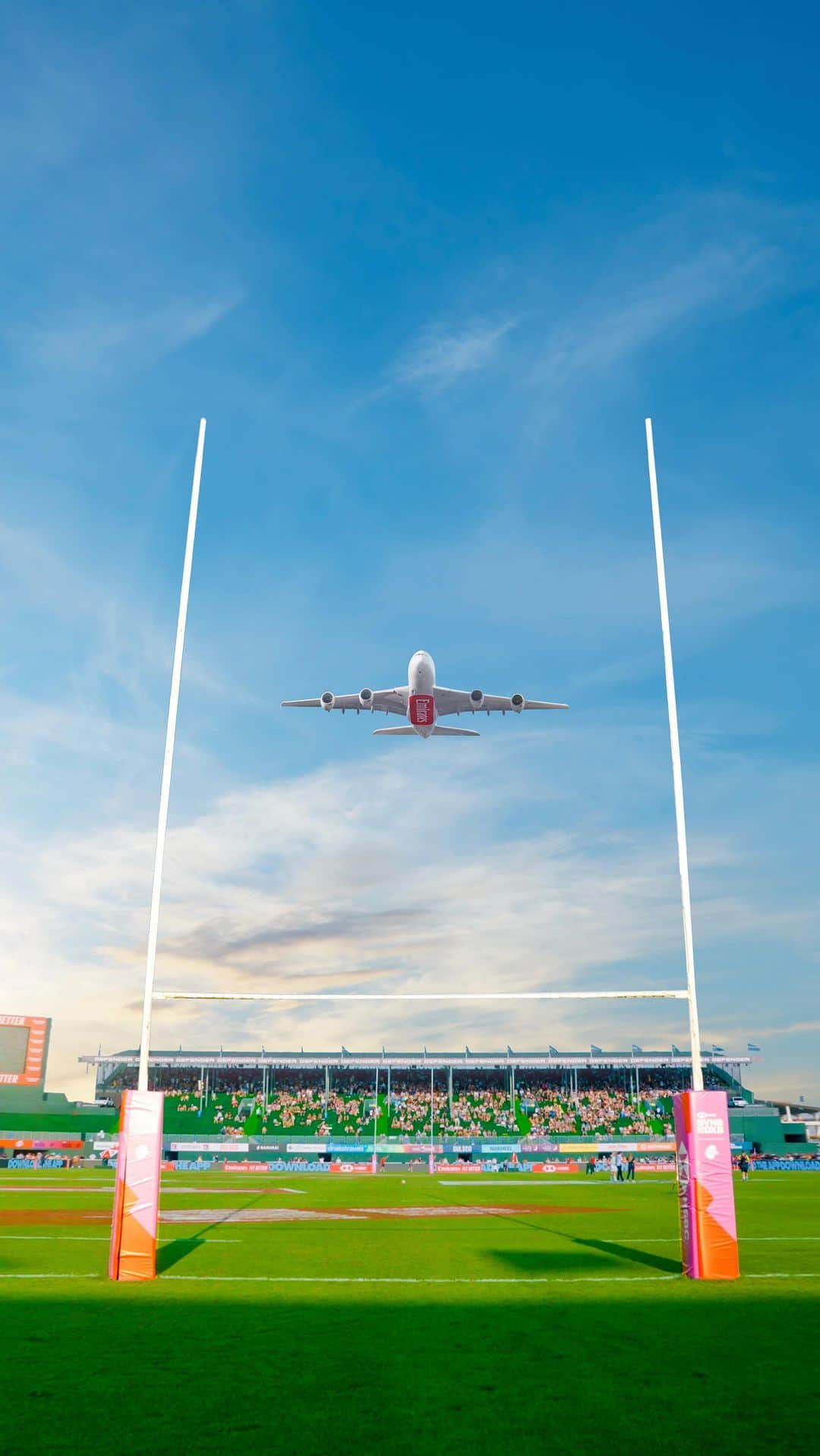 エミレーツ航空のインスタグラム：「From the pitch to the skies. 🏉✈️ Our iconic A380 performed a spectacular flypast at the @Dubai7s this weekend! Did you spot it?   #FlyBetter #Emirates #Dubai7s」