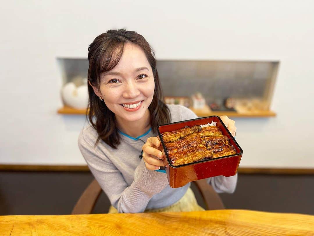 荒木麻里子さんのインスタグラム写真 - (荒木麻里子Instagram)「年末特番のロケで沼津市にある京丸うなぎさんへ。 鰻とお寿司… まさに年末らしく、ご褒美のようなロケでした🥹 こちらの京丸うなぎのお食事券をはじめ、 番組では豪華なプレゼントを用意しています。 是非ご応募下さい🎁 （こちら、放送が今日12/3でした💦告知が遅くなりすみません🙏） . . #年末特番 #プレゼント企画 #クリスマスプレゼント」12月3日 22時15分 - marilyn198612