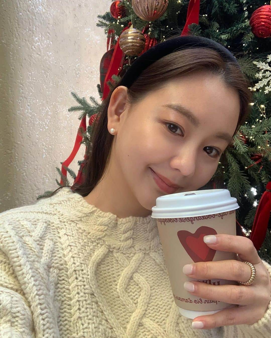 ソンシンさんのインスタグラム写真 - (ソンシンInstagram)「시차 적응이 안되서 일주일이 어떻게 지나간지 모르겠어요🥹🥹 원래 이정도까진 아닌데 증말 늙어가고 있긴 한가봐요.. 몸이 다르다 달라🫠  진주는 1차에서도 정말 좋아해주셨는데 이번엔 연말 느낌 내시려고  많이들 좋아해주시는거 같아요!  사진에서 착용한 사이즈는 12mm / 6mm에요 🫧 연말 포인트 느낌으로 하기에는 12mm 가 얼굴을 환하게 해주는거같고 6mm는 정말 편안한 룩뿐만 아니라 오피스룩에도  잘 어울릴거같은 사이즈구요!  제가 촬영용으로 구매한 저렴한 진주와 확실히  비교해보면 사진으로도 차이가 많이 나더라구요 근데 내얼굴에 착용해보면 빛이 나고 광이 나는게 달라서 확실히 얼굴을 살려주는건 좋은진주를 고르는일 인거같아요!   주얼리를 하게되면 몇배는 이뻐보이는 여자들 진짜 공감하지 않나요🫣 나이들수록 주얼리는 정말 더 이뻐보이는거같아요   연말에 나를 위한 선물로 퀄리티 좋은 진주 소장하는건  어떨까요~?   14k침과 뒷받침은 보통 주얼리보다 더 긴 침을 사용하였고 뒷받침 또한  빠질 염려를 덜수 있게 특수제작한 제품을 사용하였어요  공구는 내일 오전 10시에 마감되어요 🙏🏻🙏🏻✨」12月3日 22時16分 - sungshin_p