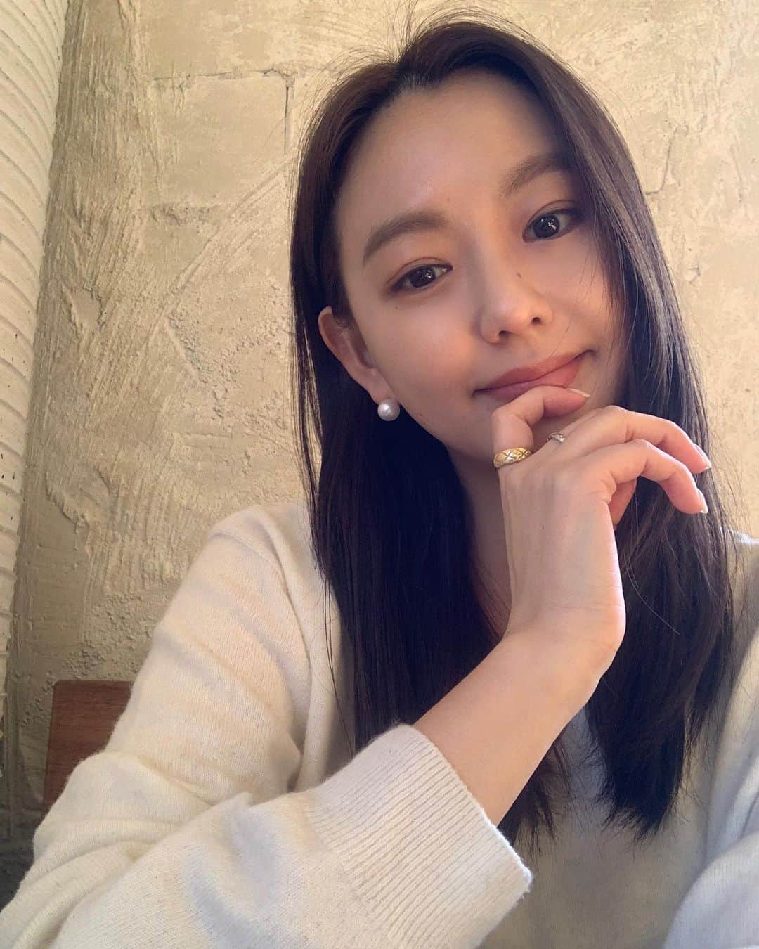ソンシンさんのインスタグラム写真 - (ソンシンInstagram)「시차 적응이 안되서 일주일이 어떻게 지나간지 모르겠어요🥹🥹 원래 이정도까진 아닌데 증말 늙어가고 있긴 한가봐요.. 몸이 다르다 달라🫠  진주는 1차에서도 정말 좋아해주셨는데 이번엔 연말 느낌 내시려고  많이들 좋아해주시는거 같아요!  사진에서 착용한 사이즈는 12mm / 6mm에요 🫧 연말 포인트 느낌으로 하기에는 12mm 가 얼굴을 환하게 해주는거같고 6mm는 정말 편안한 룩뿐만 아니라 오피스룩에도  잘 어울릴거같은 사이즈구요!  제가 촬영용으로 구매한 저렴한 진주와 확실히  비교해보면 사진으로도 차이가 많이 나더라구요 근데 내얼굴에 착용해보면 빛이 나고 광이 나는게 달라서 확실히 얼굴을 살려주는건 좋은진주를 고르는일 인거같아요!   주얼리를 하게되면 몇배는 이뻐보이는 여자들 진짜 공감하지 않나요🫣 나이들수록 주얼리는 정말 더 이뻐보이는거같아요   연말에 나를 위한 선물로 퀄리티 좋은 진주 소장하는건  어떨까요~?   14k침과 뒷받침은 보통 주얼리보다 더 긴 침을 사용하였고 뒷받침 또한  빠질 염려를 덜수 있게 특수제작한 제품을 사용하였어요  공구는 내일 오전 10시에 마감되어요 🙏🏻🙏🏻✨」12月3日 22時16分 - sungshin_p