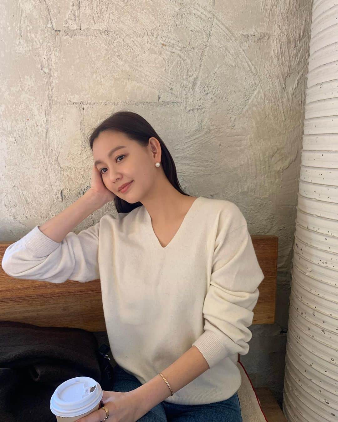 ソンシンさんのインスタグラム写真 - (ソンシンInstagram)「시차 적응이 안되서 일주일이 어떻게 지나간지 모르겠어요🥹🥹 원래 이정도까진 아닌데 증말 늙어가고 있긴 한가봐요.. 몸이 다르다 달라🫠  진주는 1차에서도 정말 좋아해주셨는데 이번엔 연말 느낌 내시려고  많이들 좋아해주시는거 같아요!  사진에서 착용한 사이즈는 12mm / 6mm에요 🫧 연말 포인트 느낌으로 하기에는 12mm 가 얼굴을 환하게 해주는거같고 6mm는 정말 편안한 룩뿐만 아니라 오피스룩에도  잘 어울릴거같은 사이즈구요!  제가 촬영용으로 구매한 저렴한 진주와 확실히  비교해보면 사진으로도 차이가 많이 나더라구요 근데 내얼굴에 착용해보면 빛이 나고 광이 나는게 달라서 확실히 얼굴을 살려주는건 좋은진주를 고르는일 인거같아요!   주얼리를 하게되면 몇배는 이뻐보이는 여자들 진짜 공감하지 않나요🫣 나이들수록 주얼리는 정말 더 이뻐보이는거같아요   연말에 나를 위한 선물로 퀄리티 좋은 진주 소장하는건  어떨까요~?   14k침과 뒷받침은 보통 주얼리보다 더 긴 침을 사용하였고 뒷받침 또한  빠질 염려를 덜수 있게 특수제작한 제품을 사용하였어요  공구는 내일 오전 10시에 마감되어요 🙏🏻🙏🏻✨」12月3日 22時16分 - sungshin_p