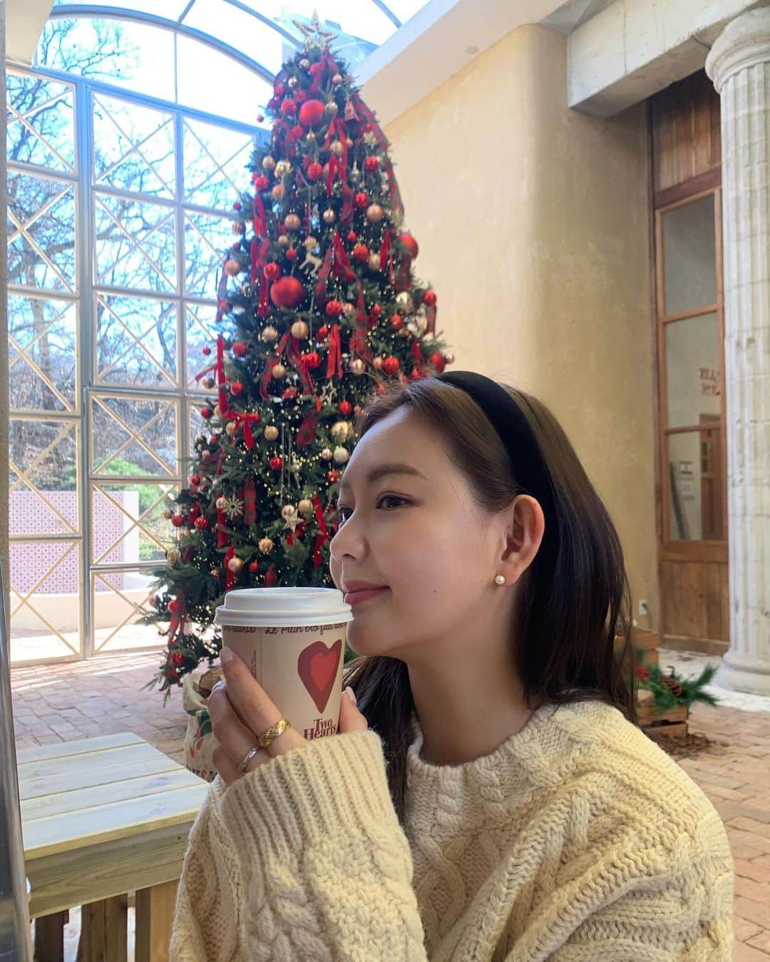 ソンシンさんのインスタグラム写真 - (ソンシンInstagram)「시차 적응이 안되서 일주일이 어떻게 지나간지 모르겠어요🥹🥹 원래 이정도까진 아닌데 증말 늙어가고 있긴 한가봐요.. 몸이 다르다 달라🫠  진주는 1차에서도 정말 좋아해주셨는데 이번엔 연말 느낌 내시려고  많이들 좋아해주시는거 같아요!  사진에서 착용한 사이즈는 12mm / 6mm에요 🫧 연말 포인트 느낌으로 하기에는 12mm 가 얼굴을 환하게 해주는거같고 6mm는 정말 편안한 룩뿐만 아니라 오피스룩에도  잘 어울릴거같은 사이즈구요!  제가 촬영용으로 구매한 저렴한 진주와 확실히  비교해보면 사진으로도 차이가 많이 나더라구요 근데 내얼굴에 착용해보면 빛이 나고 광이 나는게 달라서 확실히 얼굴을 살려주는건 좋은진주를 고르는일 인거같아요!   주얼리를 하게되면 몇배는 이뻐보이는 여자들 진짜 공감하지 않나요🫣 나이들수록 주얼리는 정말 더 이뻐보이는거같아요   연말에 나를 위한 선물로 퀄리티 좋은 진주 소장하는건  어떨까요~?   14k침과 뒷받침은 보통 주얼리보다 더 긴 침을 사용하였고 뒷받침 또한  빠질 염려를 덜수 있게 특수제작한 제품을 사용하였어요  공구는 내일 오전 10시에 마감되어요 🙏🏻🙏🏻✨」12月3日 22時16分 - sungshin_p