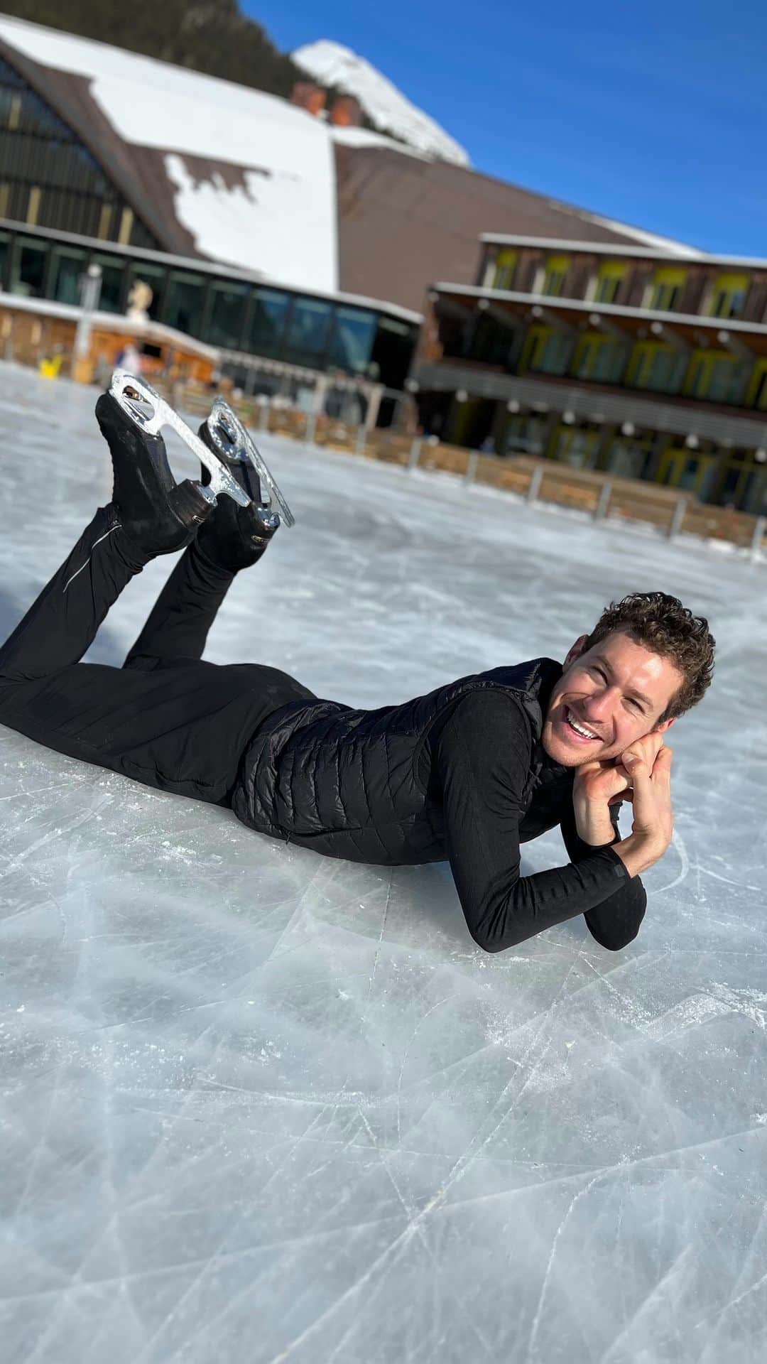 ジェイソン・ブラウンのインスタグラム：「🤍⛸️ #worldiceskatingday   #worldiceskatingday2023 #WISD2023 #winter #outdoors #skating #iceskating #Davos #switzerland #figureskating @worldiceskatingday @isufigureskating」