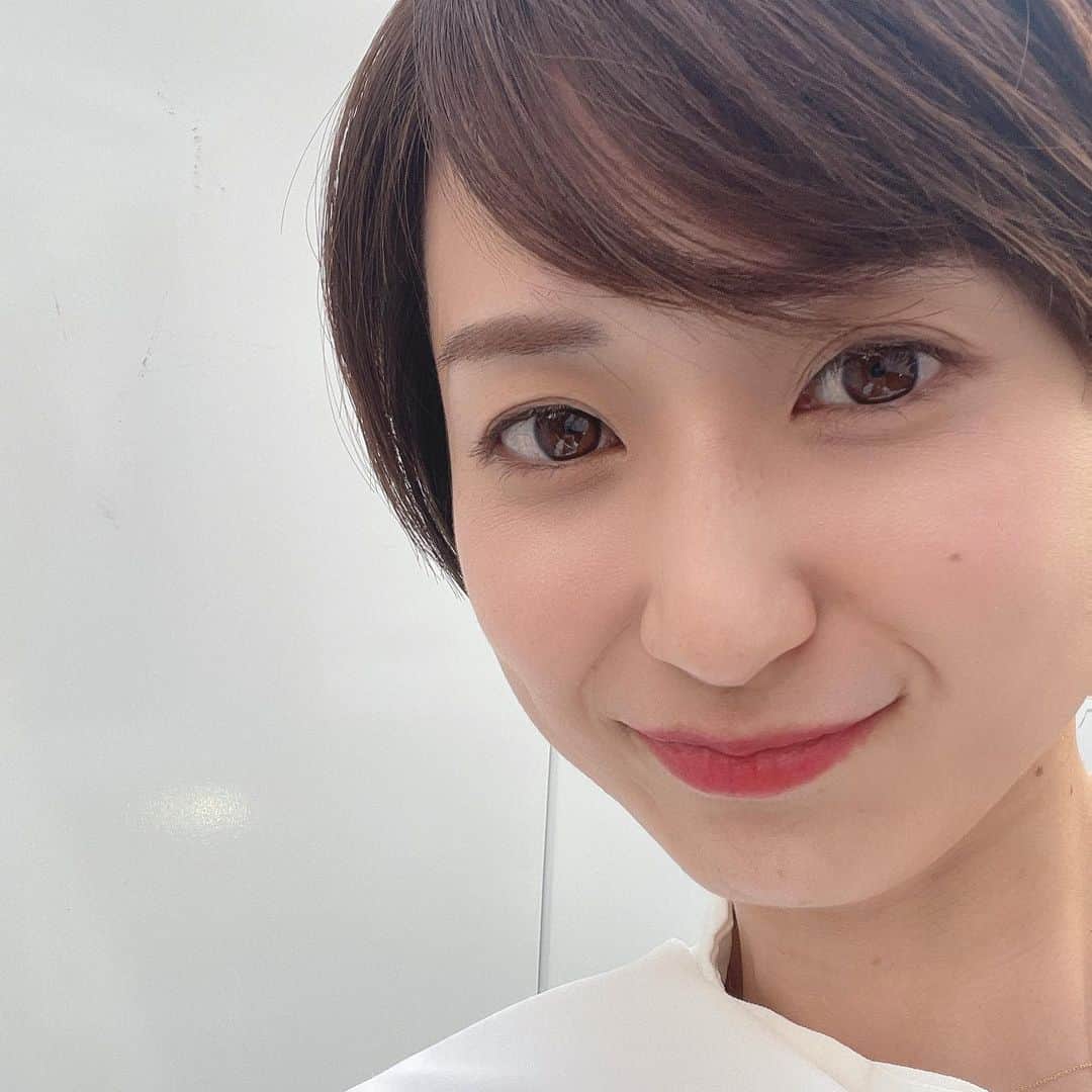 星乃あんりさんのインスタグラム写真 - (星乃あんりInstagram)「ヘアメンテナンス。 ⁡ この日のカラーは  @lewinxiaochi さんおすすめの  “ サファイアブラウン ” ⁡ トーンは変えず明るめのまま 黄みが抑えられてしっとり素敵な色。 ⁡ カラーの名前を聞いた時 9月生まれの私。 サファイアだー‪( ᵒ̴̷͈ωᵒ̴̶̷͈ )✨️‬と嬉しくなりました♡ ⁡ 密かに… 数年ぶりに伸ばしてみようと試みていますが もう既に怪しい。笑 ⁡ ですが、この日と数日前に 量はしっかりと取って頂きました…✄ ⁡ ⁡ @lewinxiaochi  さん 引き続きよろしくお願いいたします(⁎ᴗ͈ˬᴗ͈⁎)  ⁡ #ヘアメンテナンス #カラー #サファイアブラウン #カット #ショートヘア #密かに伸ばし中 #表参道  ⁡ ⁡ *☼*―――――*☼*―――――*☼*―――――*☼* ⁡ 🌟LINE公式アカウント お仕事やイベント情報、季節のメッセージ等を配信。 是非、お友達登録をお願いいたします♡ ⇒ https://lin.ee/nVaWVus ⁡ 🌟Anri's Beauty Camp #あんキャン 『身体を整えると、自然と心も整う。心が整うと、毎日が豊かになる』 週に１回のバレトンレッスン(オンライン開催)を通して、心と身体を健康的に美しく整えていきます。 ⁡ 🌟Angelia 「透明感･遊び心･光と艶 そして、確かな存在感を纏わせて」 星乃あんりが制作･プロデュースするアクセサリー･グッズショップ。 ⇒@angelia_accessory ⁡」12月3日 22時28分 - anri_hoshino_official