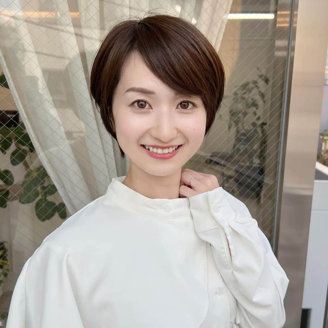 星乃あんりさんのインスタグラム写真 - (星乃あんりInstagram)「ヘアメンテナンス。 ⁡ この日のカラーは  @lewinxiaochi さんおすすめの  “ サファイアブラウン ” ⁡ トーンは変えず明るめのまま 黄みが抑えられてしっとり素敵な色。 ⁡ カラーの名前を聞いた時 9月生まれの私。 サファイアだー‪( ᵒ̴̷͈ωᵒ̴̶̷͈ )✨️‬と嬉しくなりました♡ ⁡ 密かに… 数年ぶりに伸ばしてみようと試みていますが もう既に怪しい。笑 ⁡ ですが、この日と数日前に 量はしっかりと取って頂きました…✄ ⁡ ⁡ @lewinxiaochi  さん 引き続きよろしくお願いいたします(⁎ᴗ͈ˬᴗ͈⁎)  ⁡ #ヘアメンテナンス #カラー #サファイアブラウン #カット #ショートヘア #密かに伸ばし中 #表参道  ⁡ ⁡ *☼*―――――*☼*―――――*☼*―――――*☼* ⁡ 🌟LINE公式アカウント お仕事やイベント情報、季節のメッセージ等を配信。 是非、お友達登録をお願いいたします♡ ⇒ https://lin.ee/nVaWVus ⁡ 🌟Anri's Beauty Camp #あんキャン 『身体を整えると、自然と心も整う。心が整うと、毎日が豊かになる』 週に１回のバレトンレッスン(オンライン開催)を通して、心と身体を健康的に美しく整えていきます。 ⁡ 🌟Angelia 「透明感･遊び心･光と艶 そして、確かな存在感を纏わせて」 星乃あんりが制作･プロデュースするアクセサリー･グッズショップ。 ⇒@angelia_accessory ⁡」12月3日 22時28分 - anri_hoshino_official