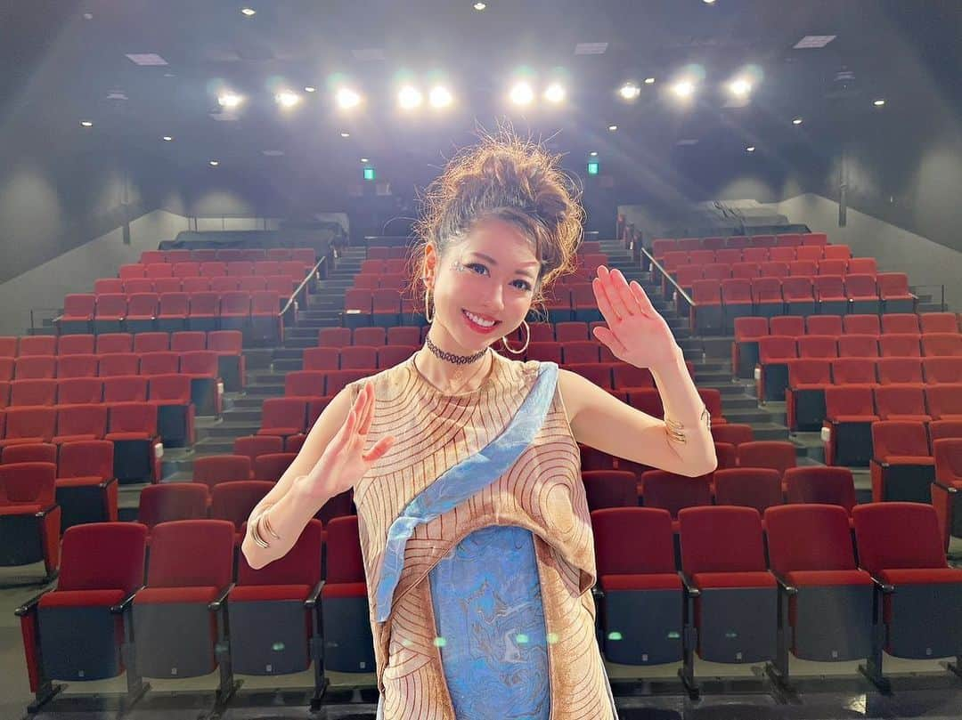 小山ひかるのインスタグラム：「ガールズハイパーミュージカル 【吉岡平】追悼公演タイラーF大阪 無事終演致しました🚀❤️  ご来場頂いた皆様本当にありがとうございました🙇‍♀️  なんばイエスシアターという 大阪の素敵な舞台に立てた事 最高のメンバーとスタッフのみんなで タイラーと言う作品を関西の皆様に お届け出来た事に感謝します🥹✨  実家が関西と言うこともあり 家族や親戚、地元の友達にも 観てもらう事が出来たし幸せでした🩷  吉岡先生にもみんなの思いが きっと届いてたと思います✨  これからもやろうと言う氣持ちを忘れずに 気楽に頑張ります☺️🌈  大阪のみんなに会えないのが寂しい😔 また一緒に仕事が出来ますように✨✨  関わって下さった全ての皆様に感謝します🥰 本当にありがとうございました🙇‍♀️❤️‍🔥 . . #ミュージカル #タイラーf大阪 #musical #舞台 #なんばイエスシアター #イエスシアター #大阪 #なんば #osaka #大阪公演」