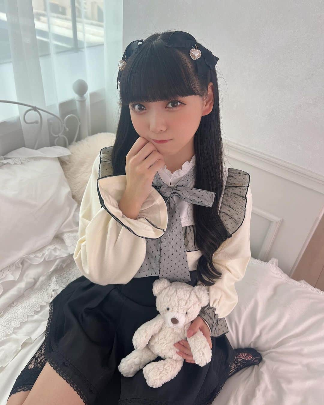 籾山ひめりさんのインスタグラム写真 - (籾山ひめりInstagram)「🧸ྀི🎀🤍 ･  #PR #パルエルフィー  #トップス #リボンブラウス #リボン  #ぱっつん前髪  #黒髪ロング #ハーフツイン #ootd」12月3日 22時22分 - momichan_hime