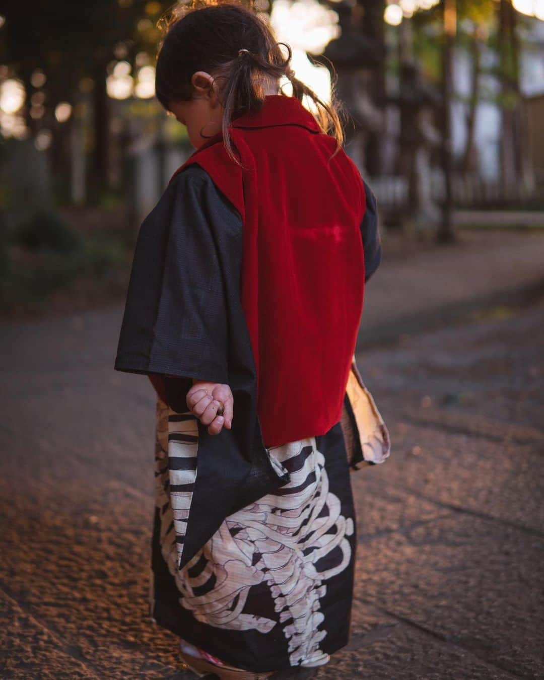 Anji SALZさんのインスタグラム写真 - (Anji SALZInstagram)「If the girl wants skeletons on her kimono - who am I to say no 😂😂💀❤️ Finally did the shichigosan pictures with our almost 3 year old. It was a hectic day but I am glad we made it and took some nice pictures 💫  Too lazy to type but for people who are new to this:  „Shichi-Go-San (七五三, lit. 'seven-five-three') is a traditional Japanese rite of passage and festival day for three- and seven-year-old girls, five-year-old and sometimes three-year-old boys, held annually around November 15 to celebrate the growth and well-being of young children.  Shichi-Go-San is said to have originated in the Heian period amongst court nobles who would celebrate the passage of their children into middle childhood, but it is also suggested that the idea was originated from the Muromachi period due to high infant mortality. The ages 3, 5 and 7 are consistent with East Asian numerology, which holds that odd numbers are lucky.[1] The practice was set to the fifteenth of the month during the Kamakura period.[2]  Its meaning is to celebrate the survival of children, as infant and child mortality rates were higher in previous centuries.  Over time, this tradition passed to the samurai class who added a number of rituals.”  That’s what Wiki sais anyways 😂   Kimono I had made from @gofukuyasan and the geta were gifted from a zouri maker. The vest called “被布 hifu” is vintage as I showed in my recent haul video.   Let me know if you have any questions ❤️❤️  無事に七五三が終わりました💫 子供2人と自分の準備をするのは大変でしたが、楽しく写真撮れてよかった❤️  #kimono #shichigosan #kidskimono #salztokyo #skeleton #skull #japan #kimonostyle #wafuku #七五三 #七五三3歳 #着物 #着物女子 #子供着物 #髑髏 #骸骨 #着物コーディネート #被布 #着物ママ #お宮参り」12月3日 22時22分 - salztokyo