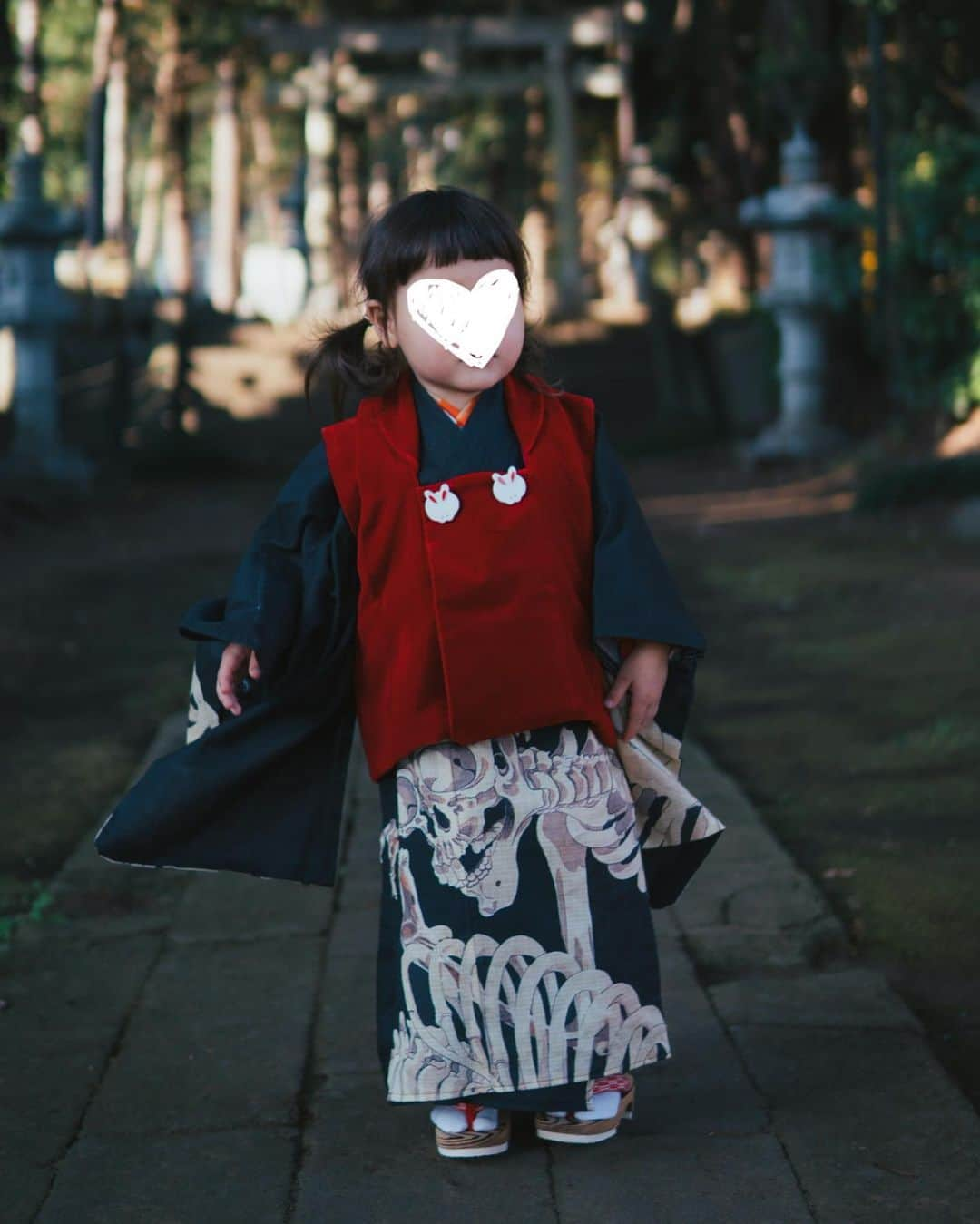 Anji SALZのインスタグラム：「If the girl wants skeletons on her kimono - who am I to say no 😂😂💀❤️ Finally did the shichigosan pictures with our almost 3 year old. It was a hectic day but I am glad we made it and took some nice pictures 💫  Too lazy to type but for people who are new to this:  „Shichi-Go-San (七五三, lit. 'seven-five-three') is a traditional Japanese rite of passage and festival day for three- and seven-year-old girls, five-year-old and sometimes three-year-old boys, held annually around November 15 to celebrate the growth and well-being of young children.  Shichi-Go-San is said to have originated in the Heian period amongst court nobles who would celebrate the passage of their children into middle childhood, but it is also suggested that the idea was originated from the Muromachi period due to high infant mortality. The ages 3, 5 and 7 are consistent with East Asian numerology, which holds that odd numbers are lucky.[1] The practice was set to the fifteenth of the month during the Kamakura period.[2]  Its meaning is to celebrate the survival of children, as infant and child mortality rates were higher in previous centuries.  Over time, this tradition passed to the samurai class who added a number of rituals.”  That’s what Wiki sais anyways 😂   Kimono I had made from @gofukuyasan and the geta were gifted from a zouri maker. The vest called “被布 hifu” is vintage as I showed in my recent haul video.   Let me know if you have any questions ❤️❤️  無事に七五三が終わりました💫 子供2人と自分の準備をするのは大変でしたが、楽しく写真撮れてよかった❤️  #kimono #shichigosan #kidskimono #salztokyo #skeleton #skull #japan #kimonostyle #wafuku #七五三 #七五三3歳 #着物 #着物女子 #子供着物 #髑髏 #骸骨 #着物コーディネート #被布 #着物ママ #お宮参り」