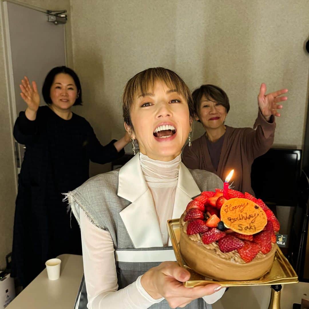 高岡早紀 さんのインスタグラム写真 - (高岡早紀 Instagram)「なんとなんと、今日は51歳のお誕生日でした！ 今日もせっせと働く私。 仕事終わりの楽屋でサプライズお祝いして頂いたうえに、帰宅したら、家族が誕生日ご飯を作って待っていてくれました。。 嬉しいです。 幸せです。 感謝です！ 皆さまにも、どうもありがとう！」12月3日 22時23分 - saki_takaoka