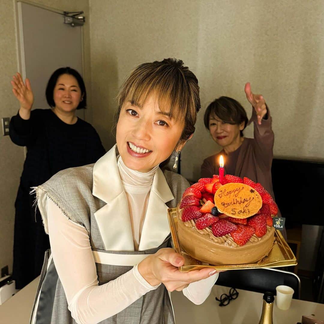 高岡早紀 さんのインスタグラム写真 - (高岡早紀 Instagram)「なんとなんと、今日は51歳のお誕生日でした！ 今日もせっせと働く私。 仕事終わりの楽屋でサプライズお祝いして頂いたうえに、帰宅したら、家族が誕生日ご飯を作って待っていてくれました。。 嬉しいです。 幸せです。 感謝です！ 皆さまにも、どうもありがとう！」12月3日 22時23分 - saki_takaoka